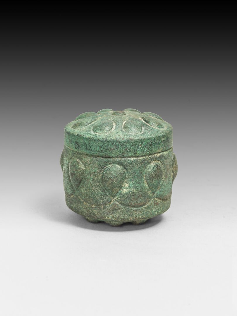 Null 覆盖着bonze的圆盒

伊朗，阿契美尼德时期或以后

高：7 - 深：8厘米

(2424和1384)