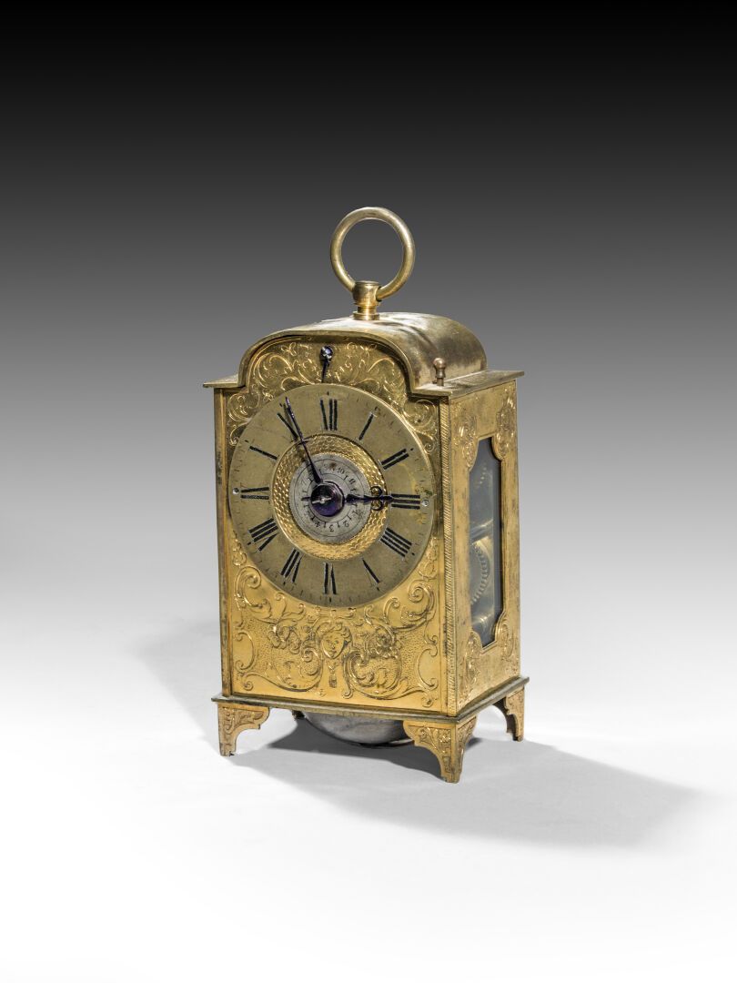 Null 被称为 "Capucine "的台钟

英国，17世纪

黄铜镀金和凿刻，表盘上有罗马数字和百合花，上部隆起并装饰有对称的涡纹，支架脚

16 x 8&hellip;