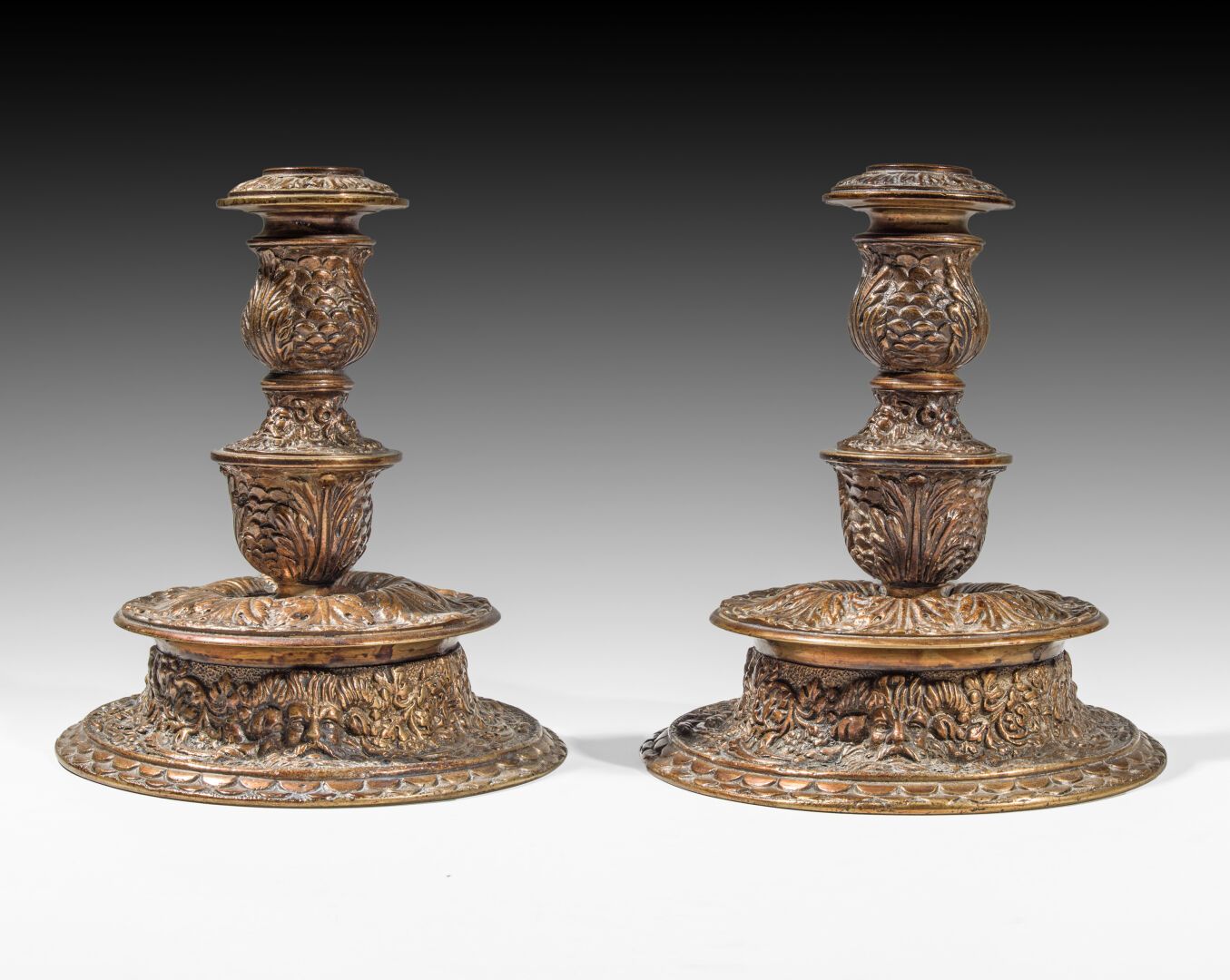 Null 一对铜制复刻灯笼

文艺复兴风格，19世纪

高：18.5厘米

(2523)