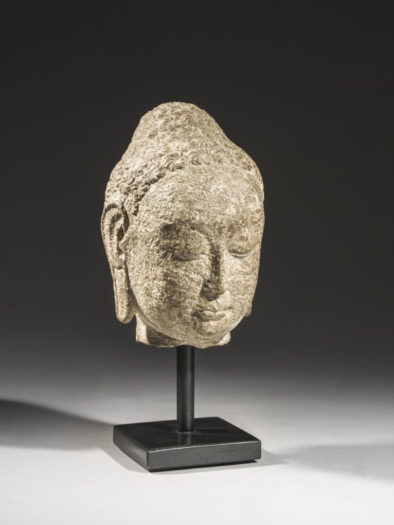 Null Buddha-Kopf aus Sandstein

China, 6.-7. Jahrhundert 

H.:18 cm

(0826 und 8&hellip;