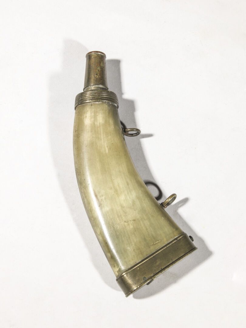 Null Horn and brass powder horn

19th century

L : 19,6 cm 

(3803)