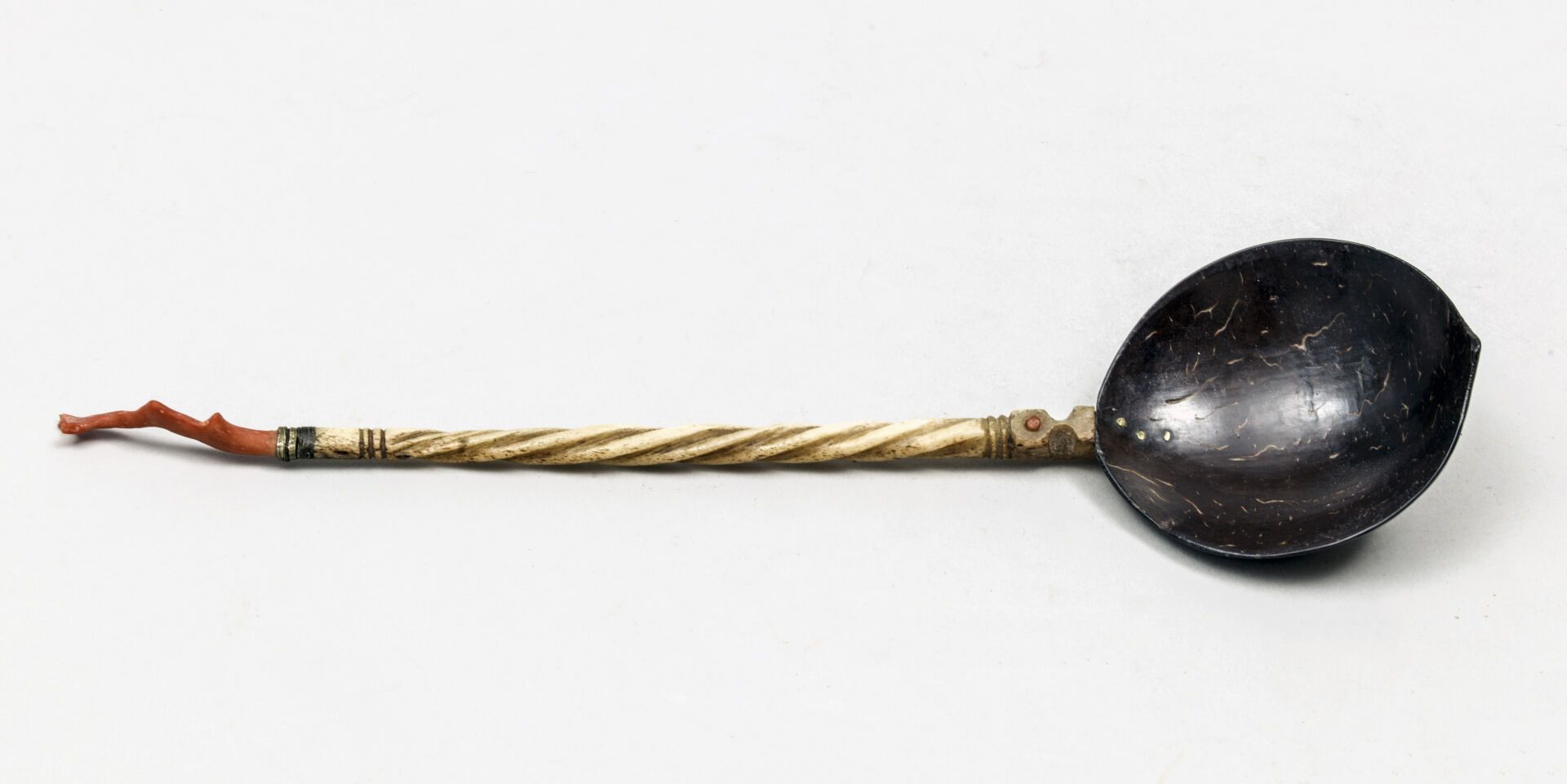 Null CUILLERE en noix de coco, os, corail. 

XIX/XXe siècle

L : 25,5 cm

(1373)