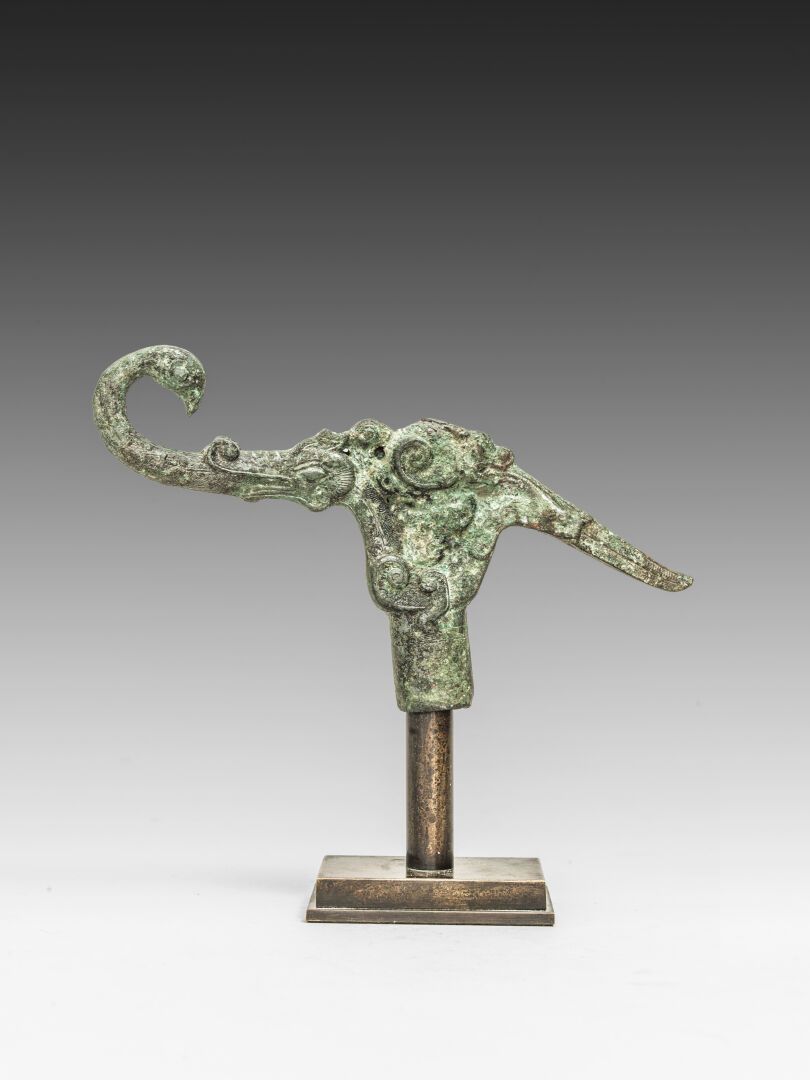 Null HAMPE OBEN aus Bronze mit zoomorphem Dekor

Luristan

L: 20,5 cm 

(2&hellip;