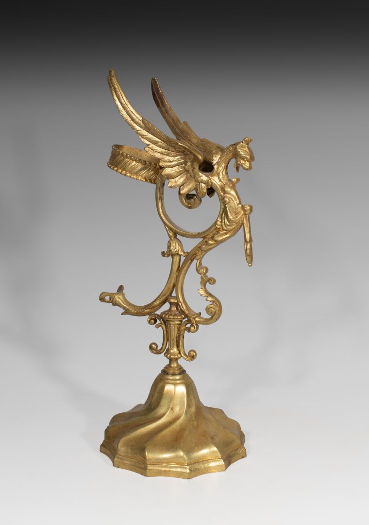 Null Base de bronce con decoración de quimeras

Alemania, siglo XIX 

H : 31 cm