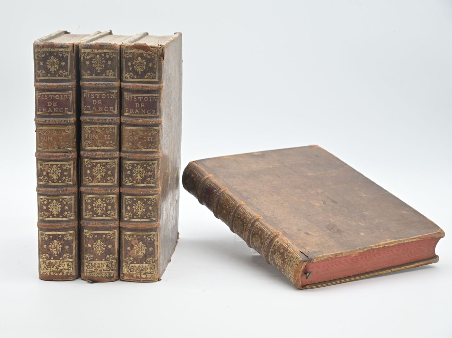 Null 梅泽雷。 
按时间顺序排列的法国历史摘要。新的扩展版。 
在阿姆斯特丹，chez Mortier，1740年，4卷合订本，全为当代basane，书脊上&hellip;