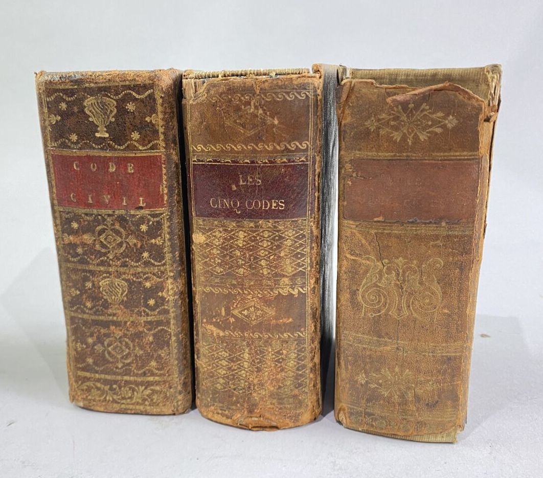 Null [LAW] Lot of 3 volumes in-12 bound in full worn basane, smooth spines:
- To&hellip;