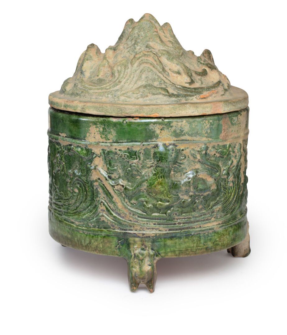 中国，汉代（公元前206年-公元220年）。 绿釉陶器三足山形香炉侧面和