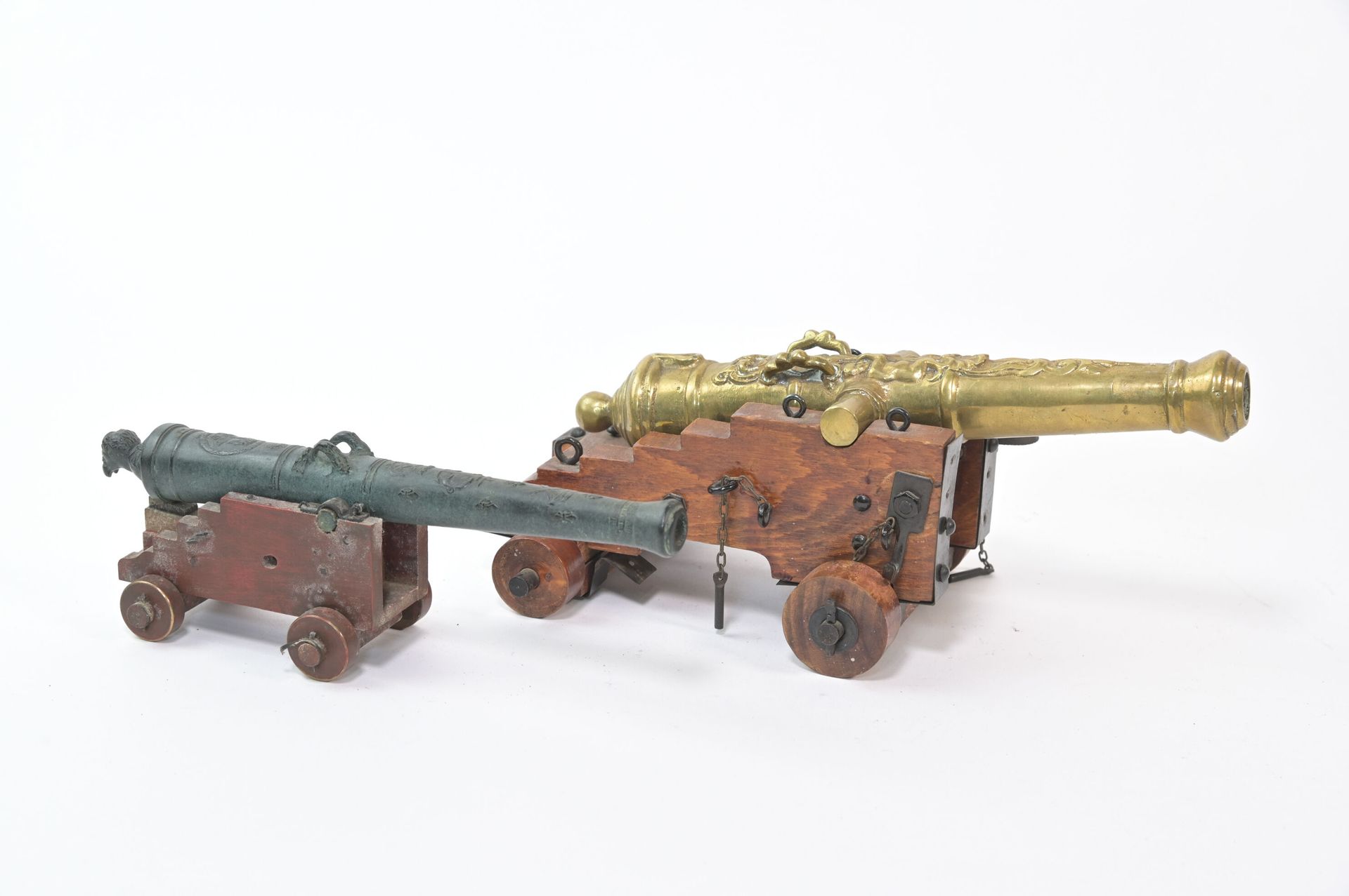 Null Modello di due cannoni da marina su un carrello di legno. Uno in bronzo, lu&hellip;