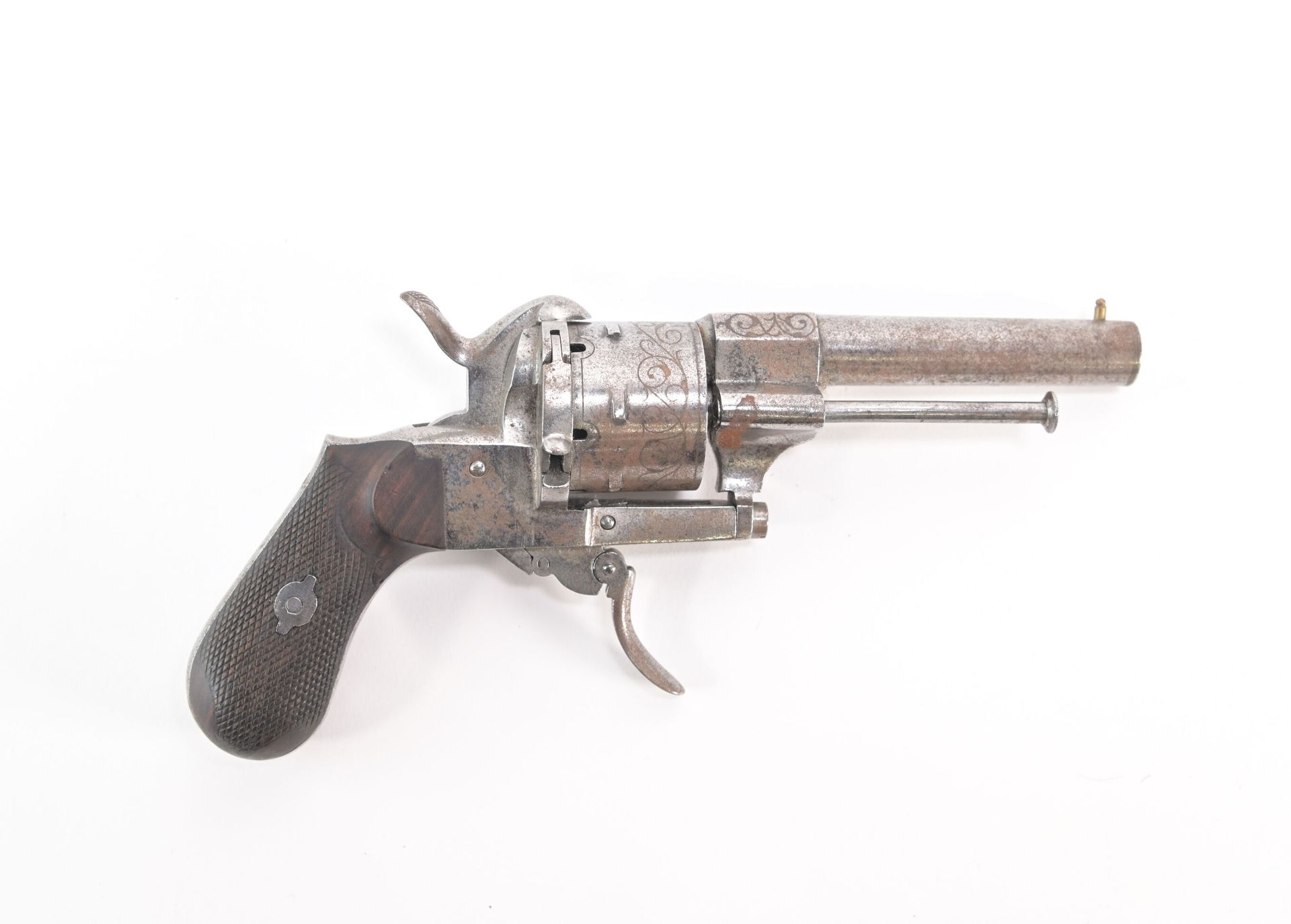Null Revolver à barillet et à broche Cal. 8mm. Barillet et carcasse incrustés de&hellip;