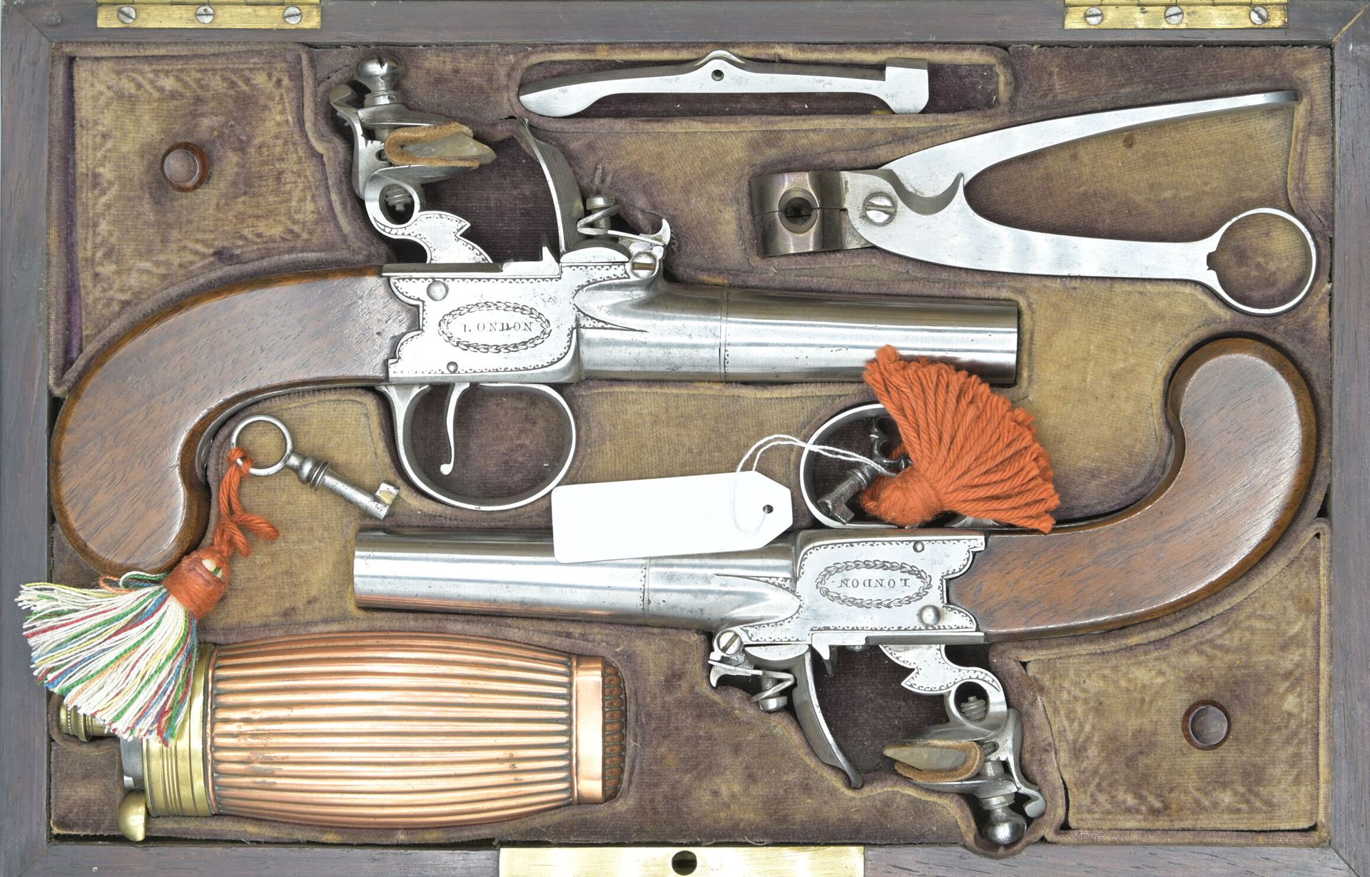 Null 桃花心木箱，内衬米色天鹅绒，装有一对燧发枪和强制子弹。刻有 "LONDON "字样的锁头。无可挑剔的机械状态。枪管长度：5.5厘米。枪管：5,5厘米；&hellip;
