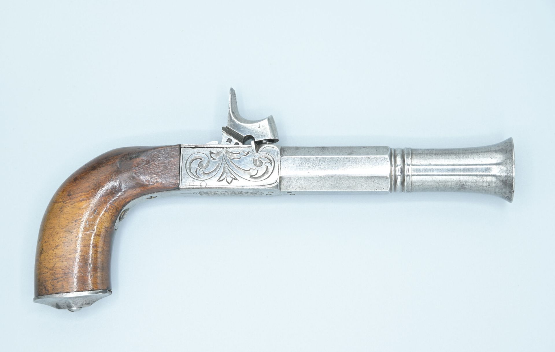 Null 大型手枪，带有苏格兰人和强迫的子弹。雕刻的锁和八角形然后圆形的枪管朝向略微外扩的枪口。机械状况良好。长度：22.5厘米
