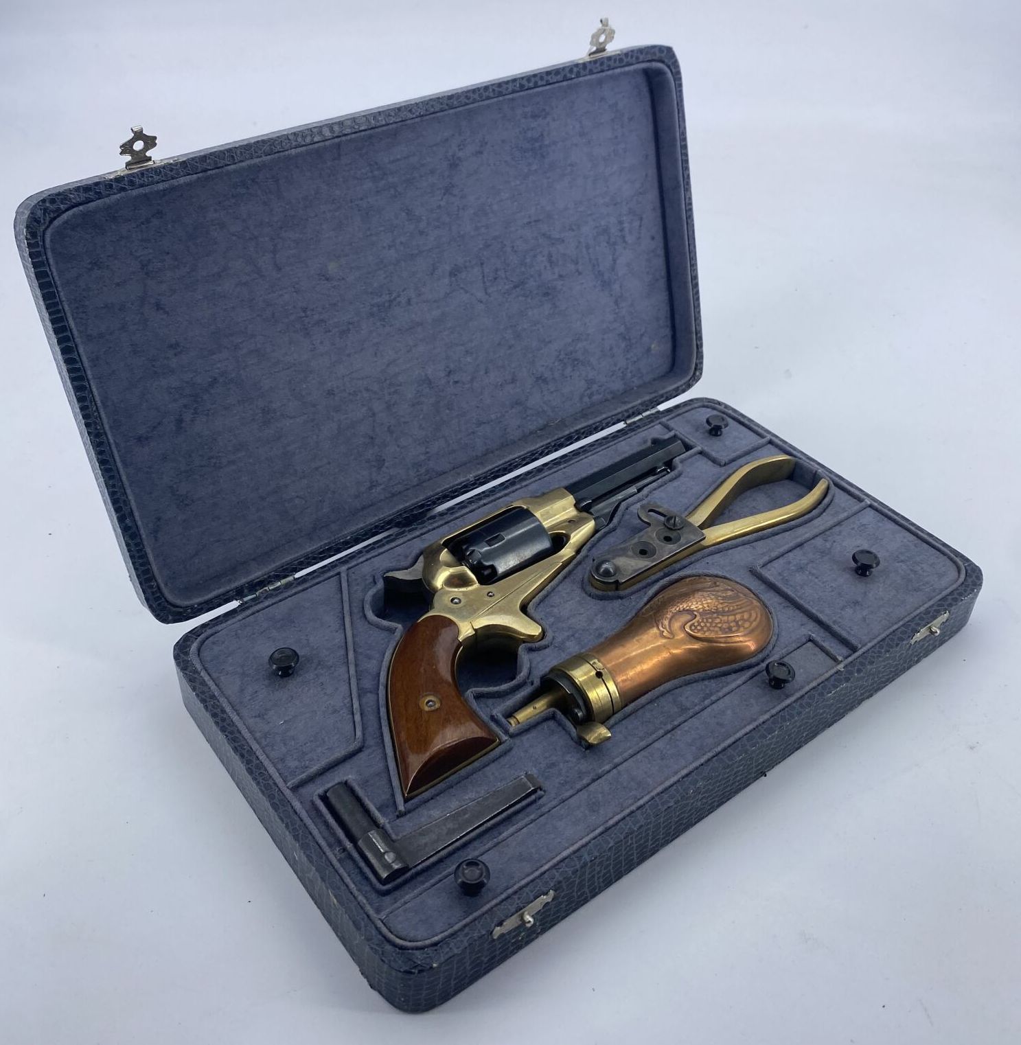 Null 32口径黑火药左轮手枪，青铜框架。装在一个箱子里，有子弹模具，火药瓶，清洁棒。现代优质工艺。枪管长度：6.5厘米。枪管：6,5厘米；长度。总长度：21&hellip;