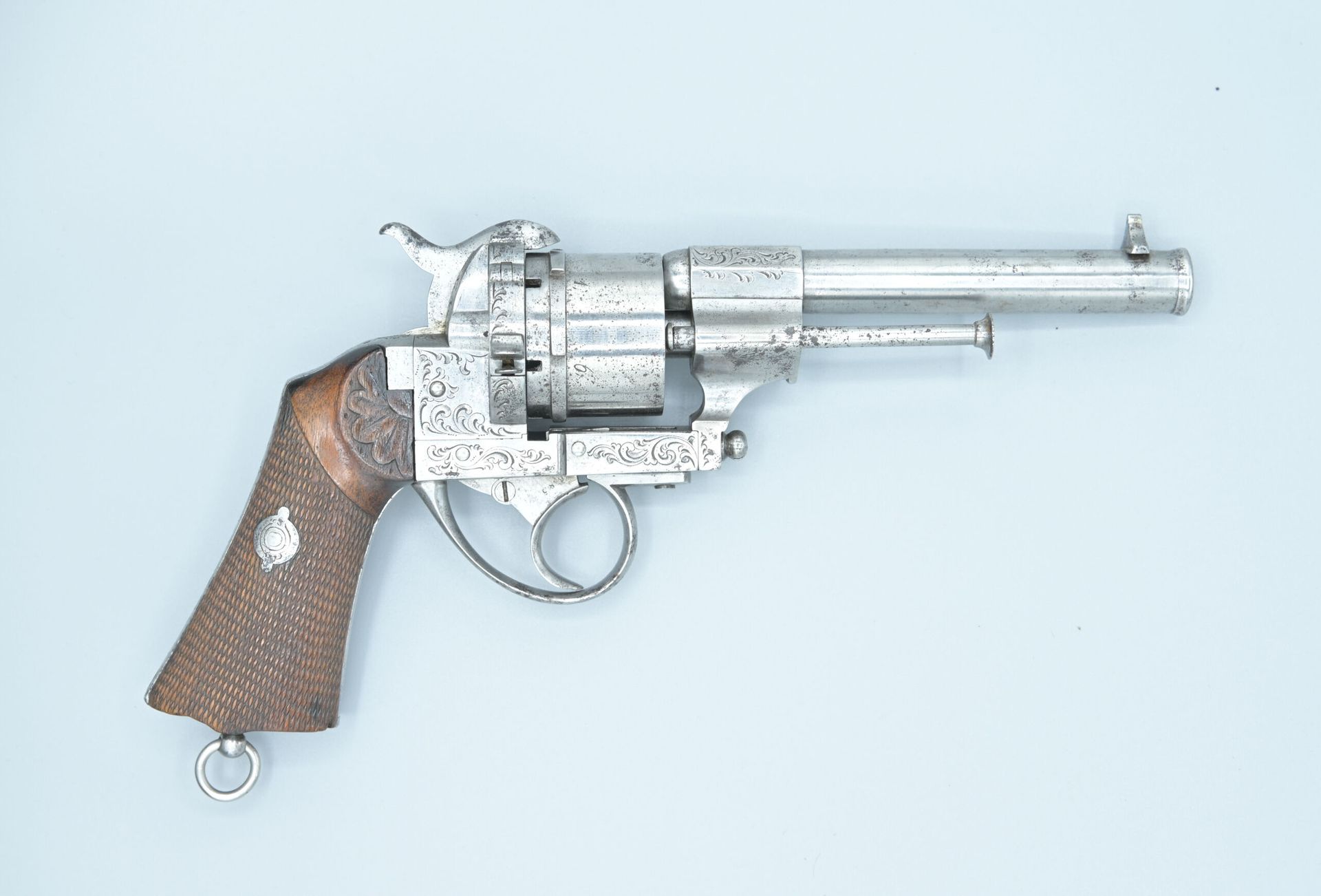 Null 重要的针刺左轮手枪，口径9毫米。雕刻的枪架。雕花和方形的枪托板。枪管上有编号的弹夹槽。可能是由FAURE LEPAGE制造。枪管长度：12厘米。枪管：&hellip;