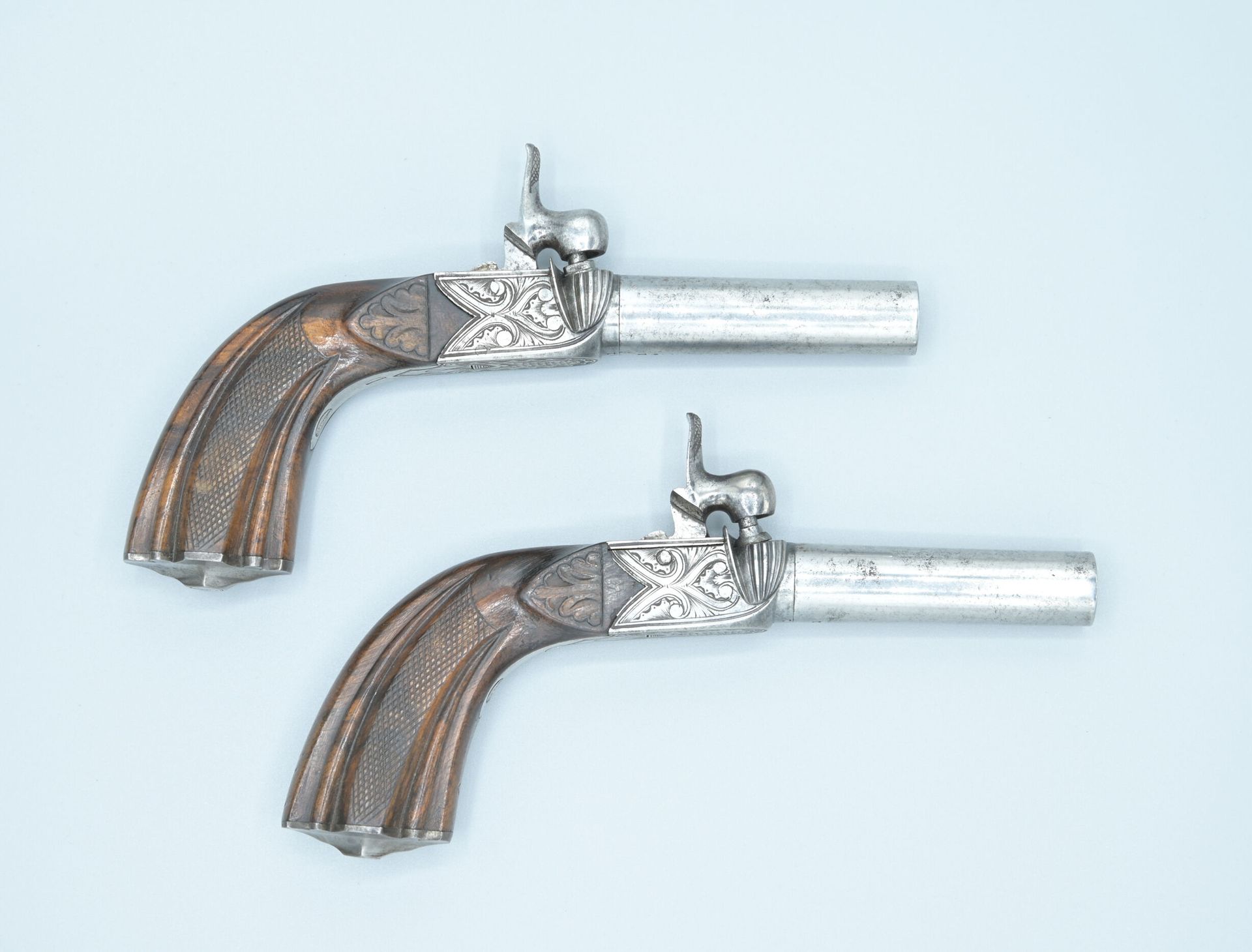 Null 一对苏格兰风格的旅行手枪，带打击乐器和子弹。雕刻有卷轴的锁。有凹槽的横杆和铁鞍座。机械和保存状况非常好。七月君主制时期。长度：17,5厘米