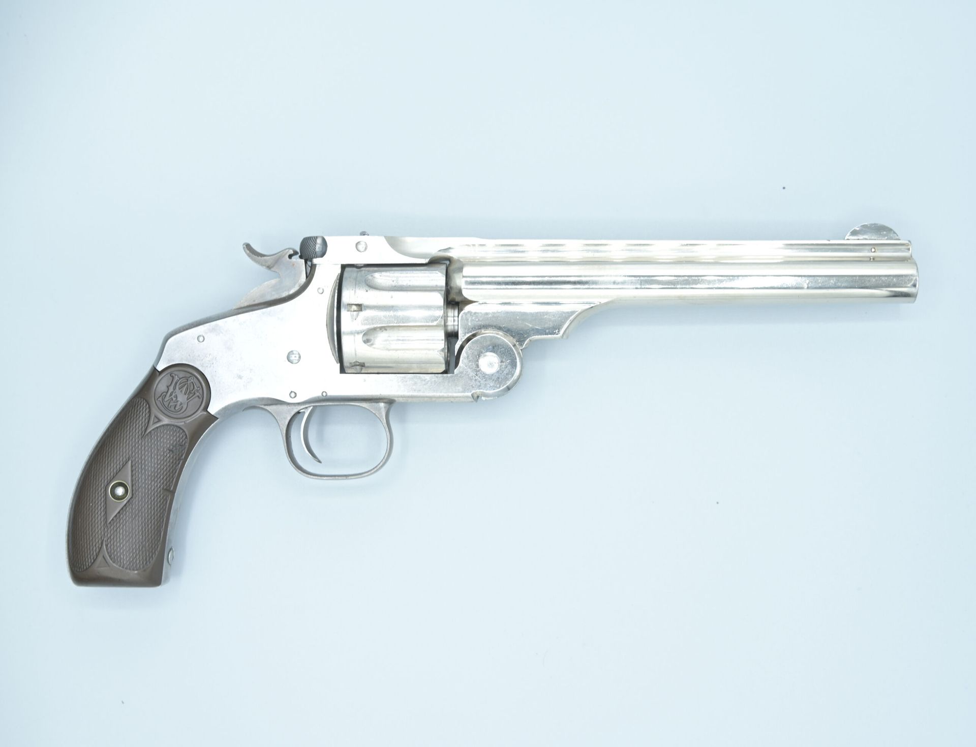 Null Revolver SMITH ET WESSON Cal. 44. N°4080. Plaquettes bakélite. Finition nic&hellip;