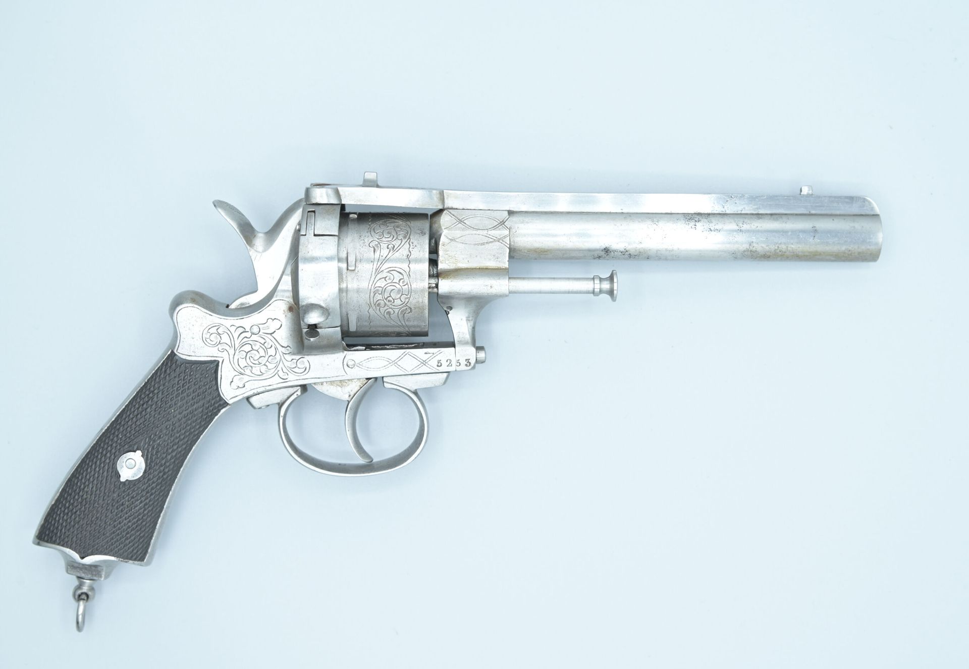 Null Revolver à broche de Cal. 11mm. Carcasse fermée et légère gravure de volute&hellip;