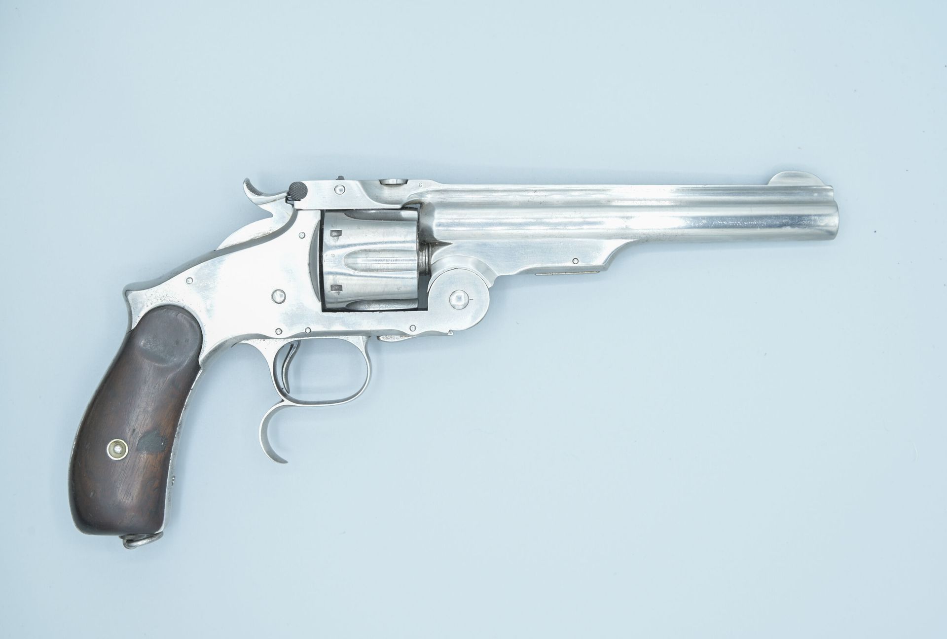 Null 罕见的44口径左轮手枪。制造SMITH AND WESSON型号RUSSIAN。枪管上有西里尔文的标记，日期为1874年。N° 7224.木板。机械和&hellip;