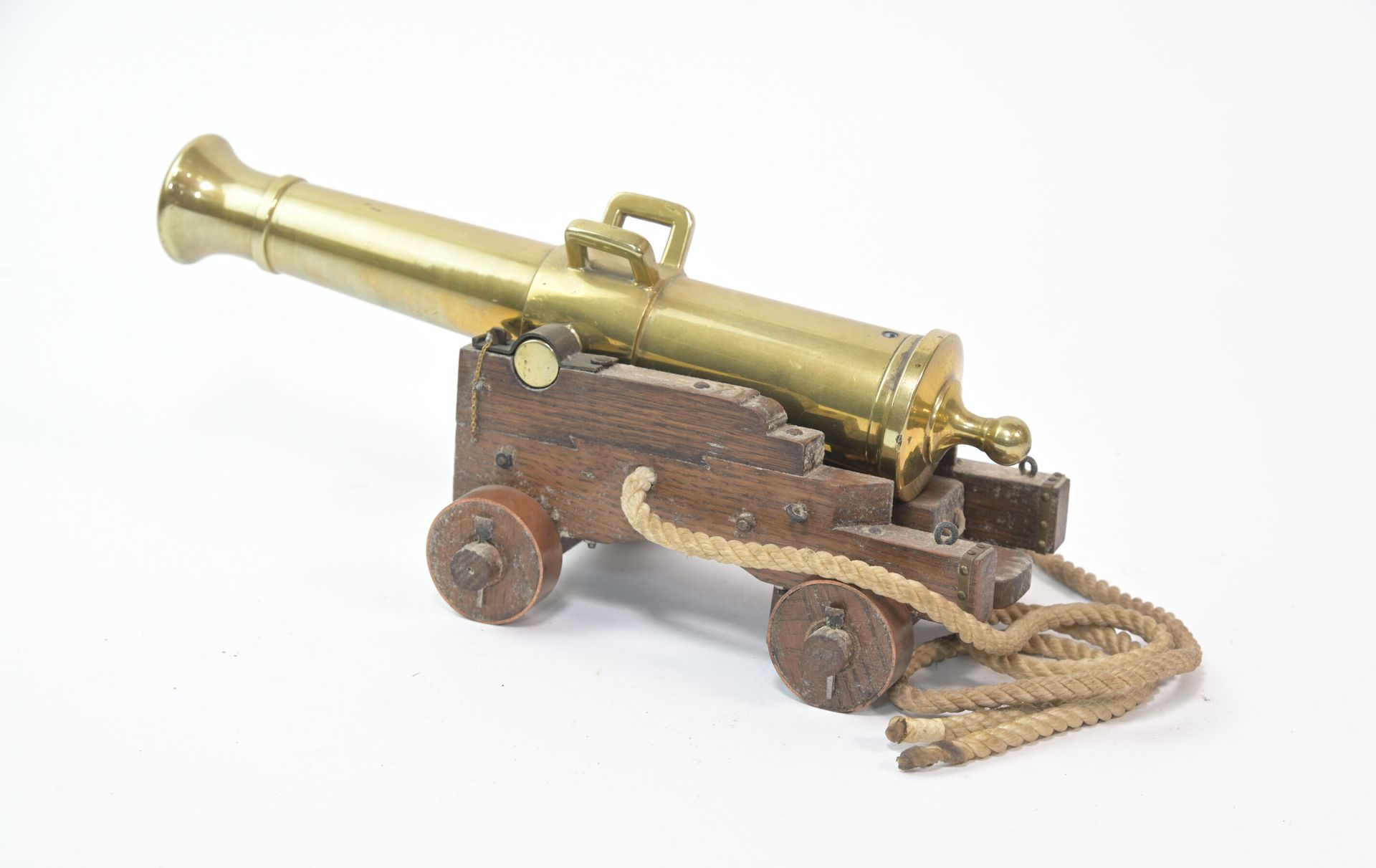 Null 青铜船用炮的模型，装在木制马车上。 管子的长度：29厘米。 口径：2.2厘米。
