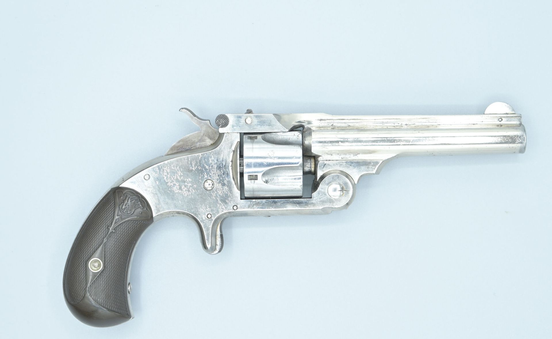Null 带裂纹的左轮手枪，口径32。制造SMITH AND WESSON。镀镍处理。模制电木握把。机械状况良好。枪管长度：9厘米；总长度：18厘米