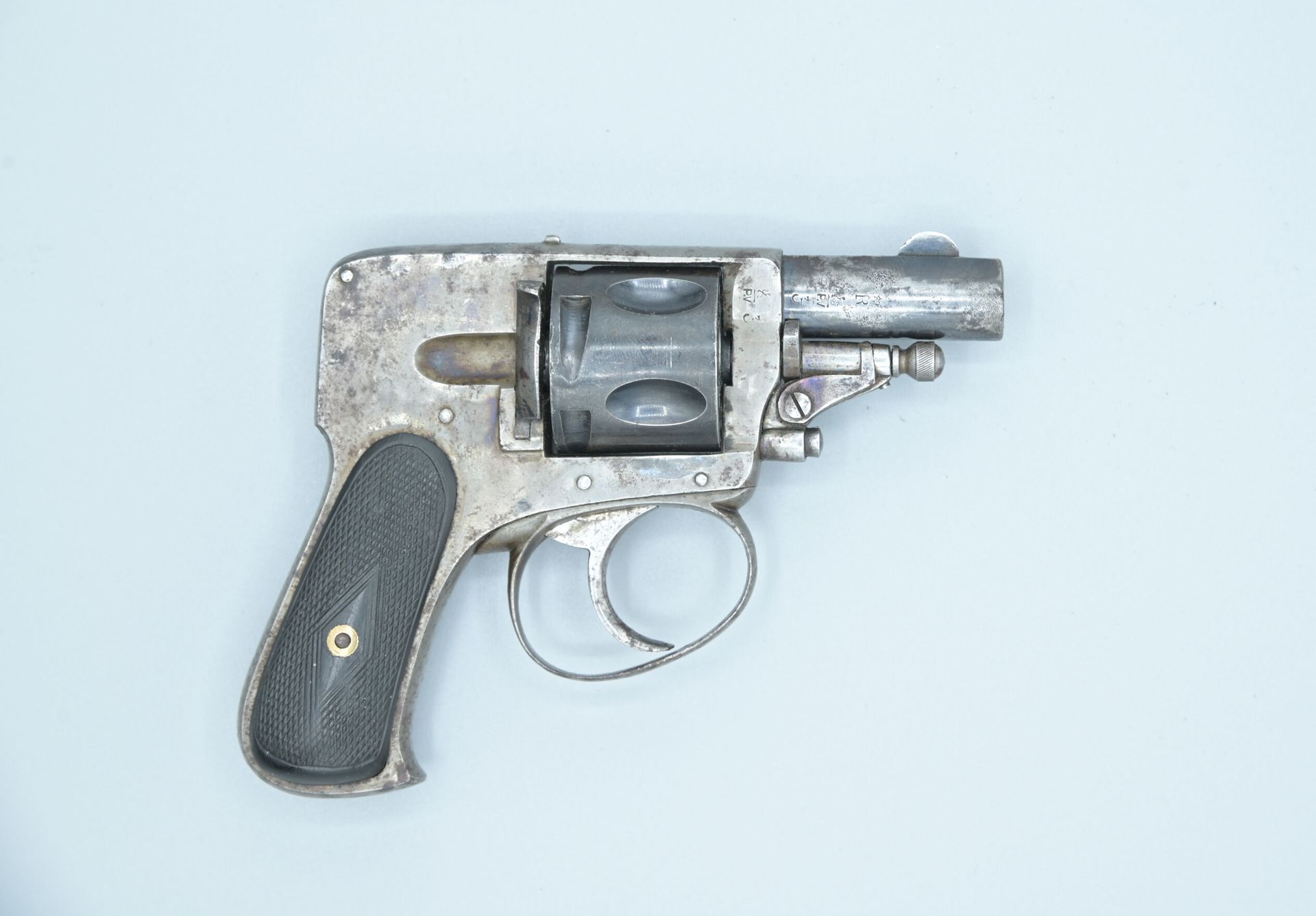 Null Mit Filz ausgekleidete Eichenholzschatulle mit einem Revolver Cal 320. BE.