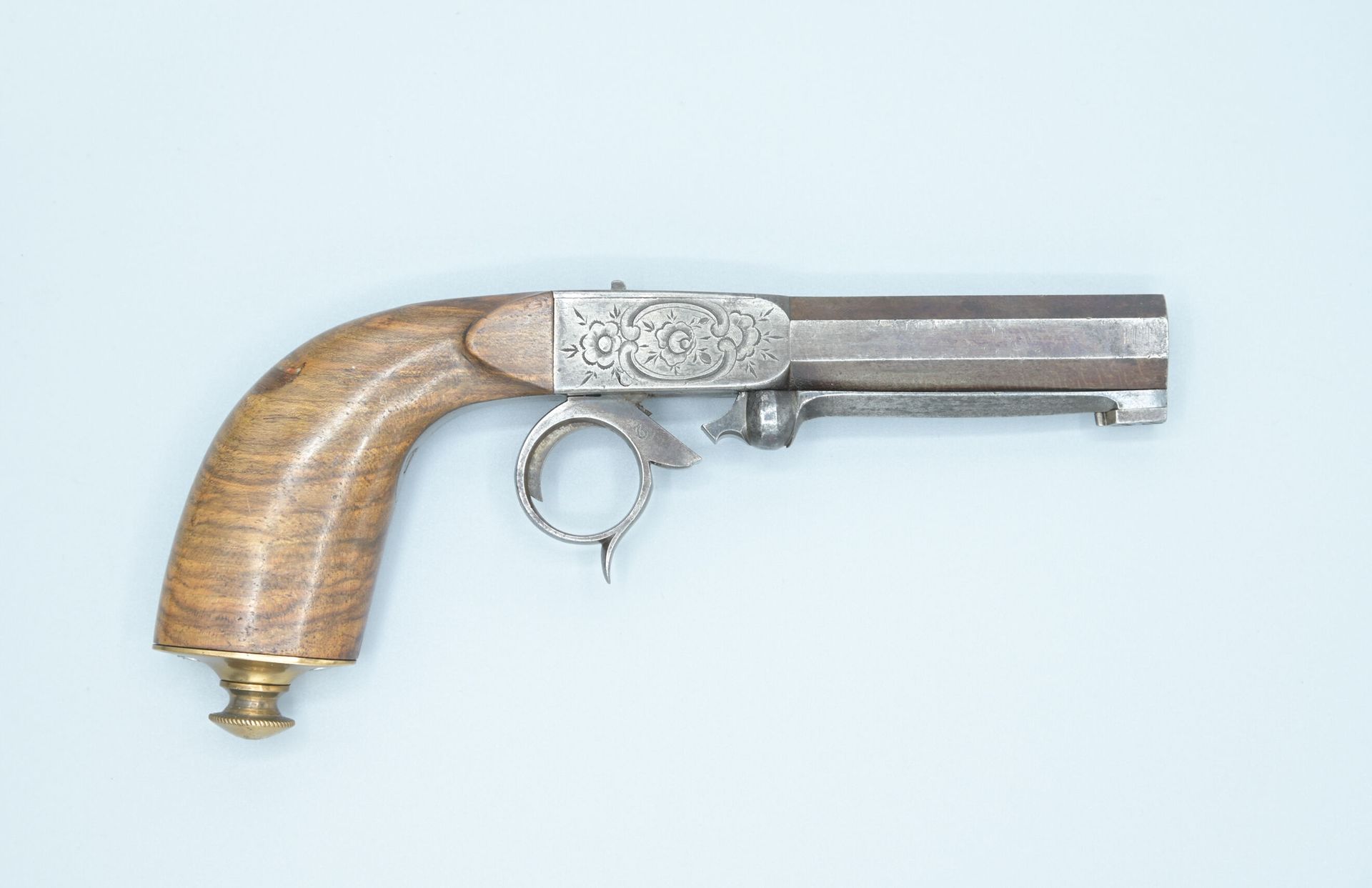 Null 打击式手枪。从枪管下方发射系统。环形扳机。雕刻的枪架和木质的枪托。枪托内有装弹杆。机械装置有待修订。大约在1830年。长度：18厘米