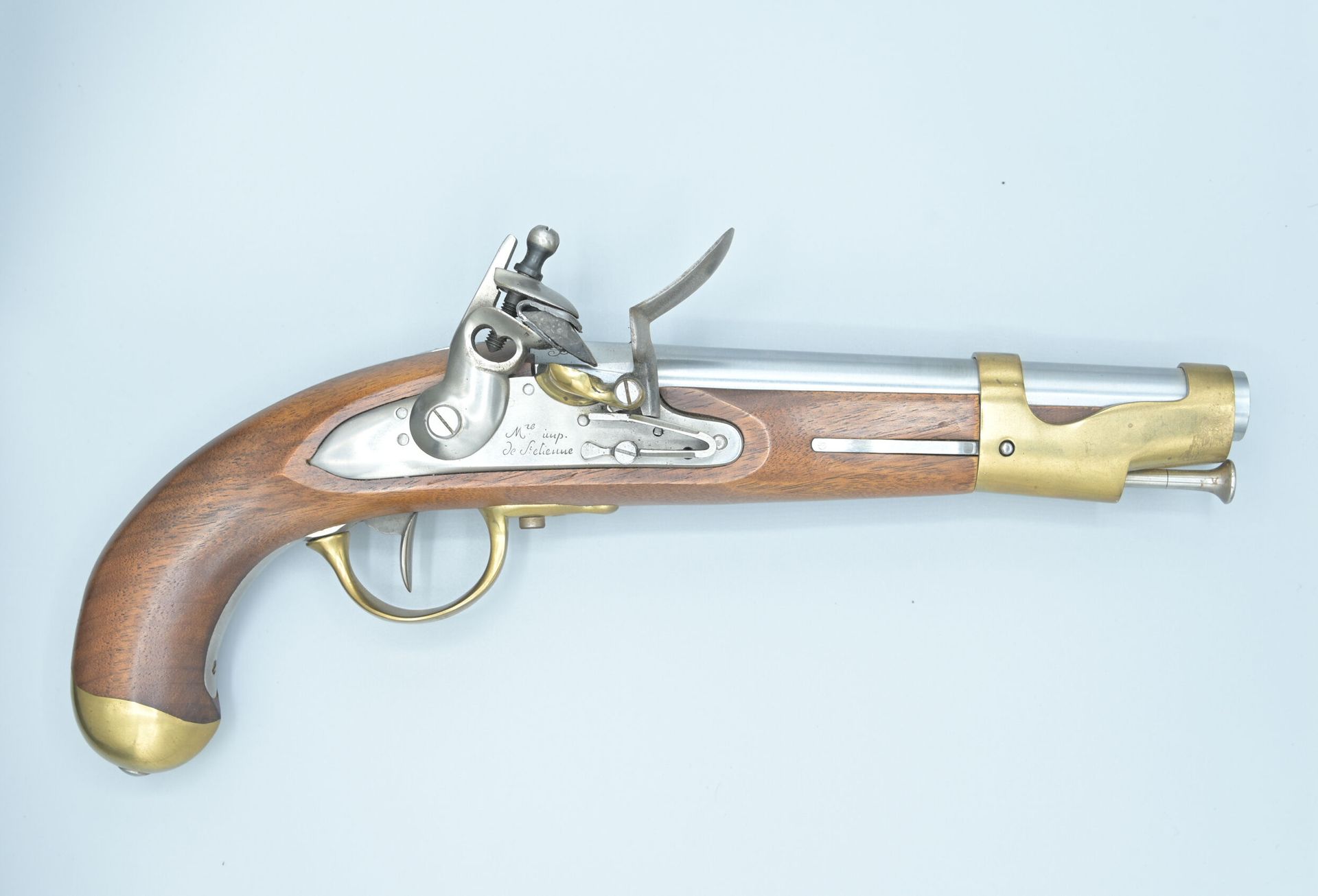 Null 规章手枪，型号An IX。锁上有圣埃蒂安帝国制造的签名。意大利PETERSOLI公司的当代黑火药制造。TBE