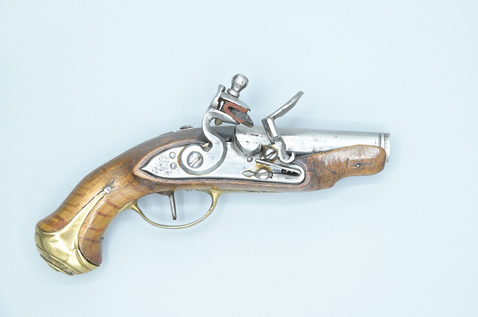 Null 马车枪。燧发枪和平身锁。圆形枪管。胡桃木长枪（略有缺失）。轻微雕刻的黄铜配件。功能性机制。路易十五-路易十六时期。长度：17厘米