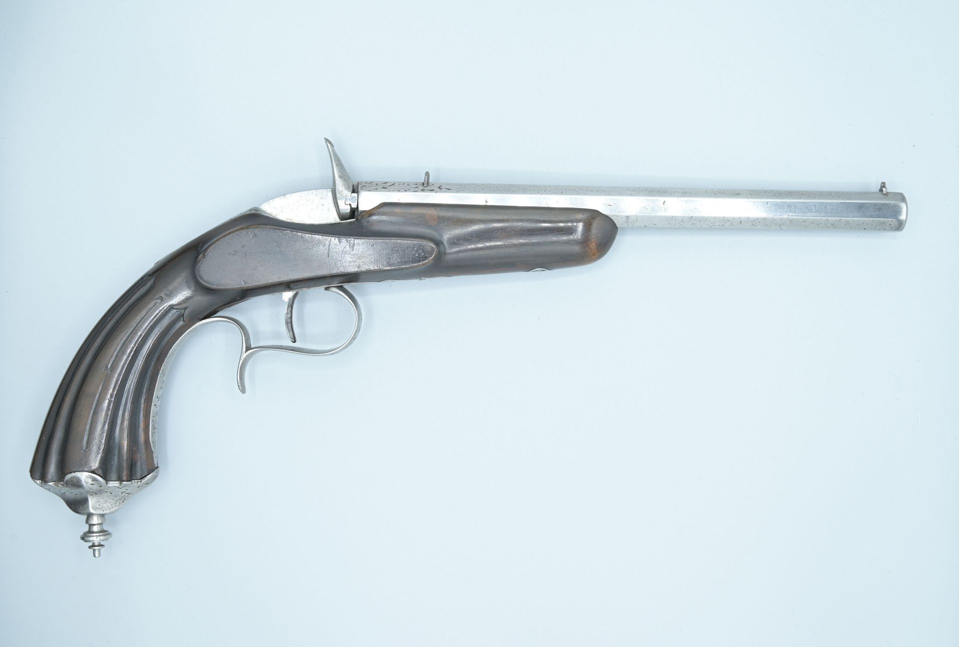 Null 沙龙手枪型FLOBERT，口径55毫米。雕刻的铁配件。是