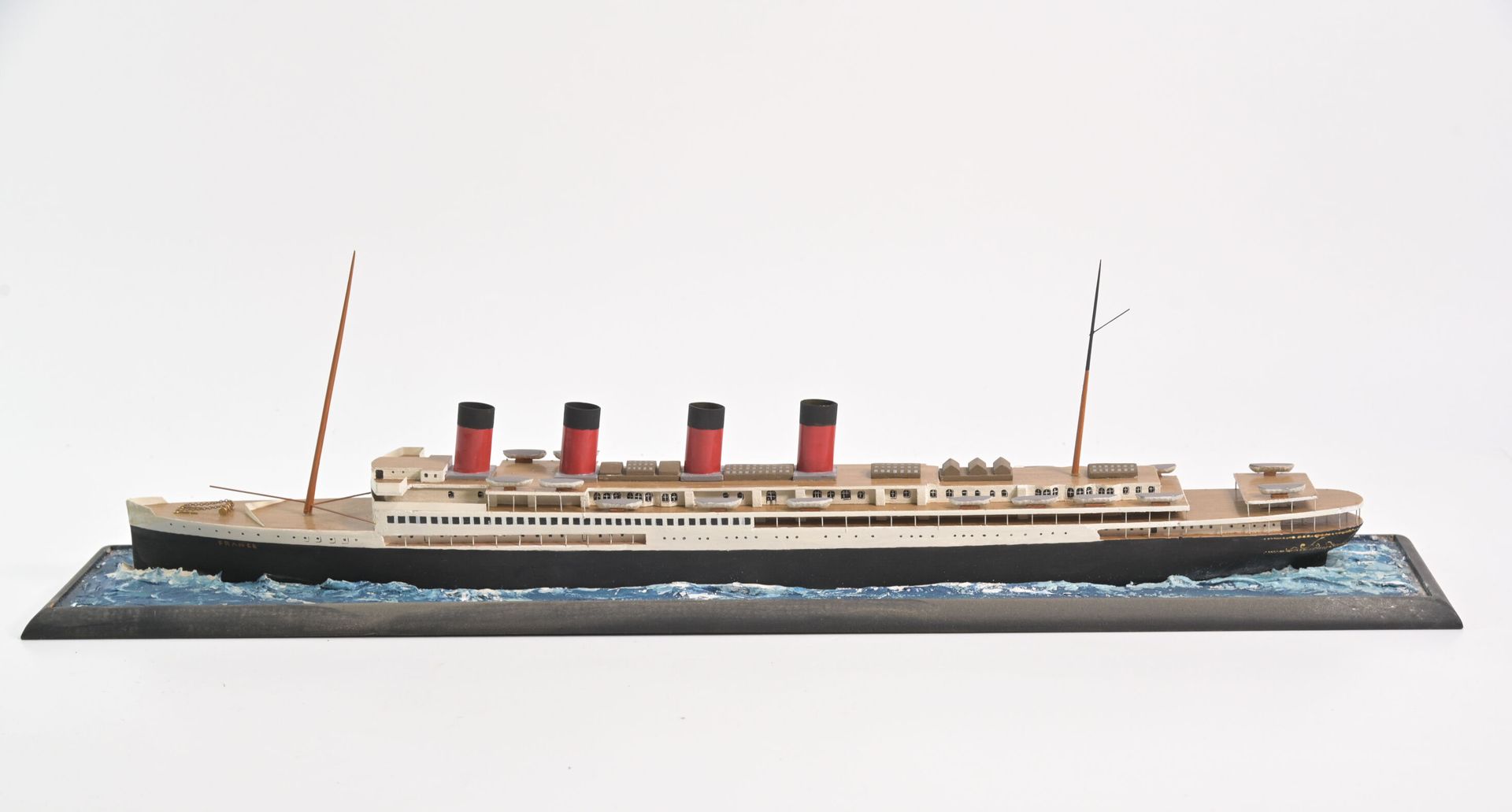 Null "FRANCE-1962" Modell aus bemaltem Holz des Passagierschiffs in den Farben d&hellip;
