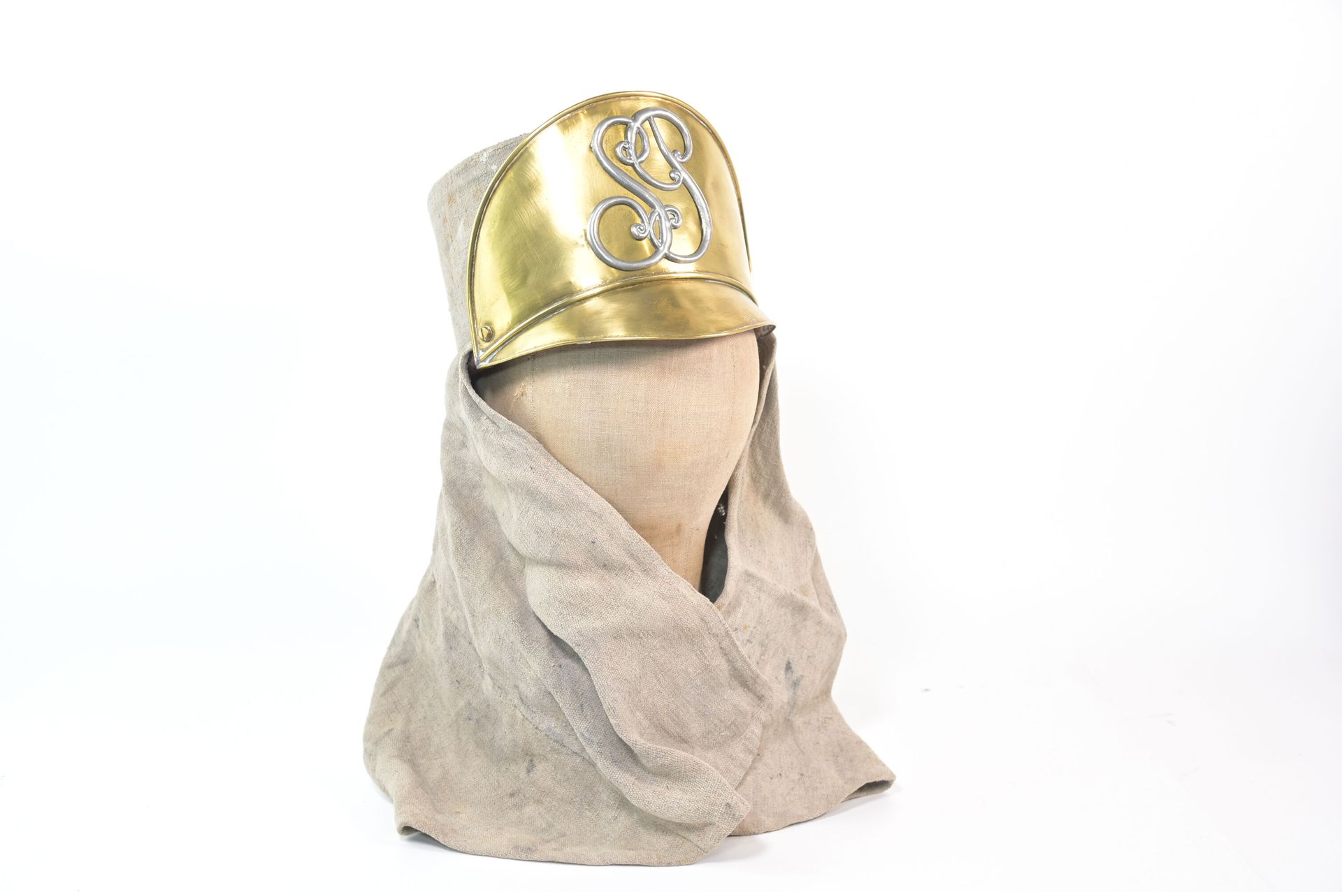 Null 来自东方的消防员头盔。阿尔萨斯或洛林。黄铜材质，上面覆盖着帆布，上面有首字母SP