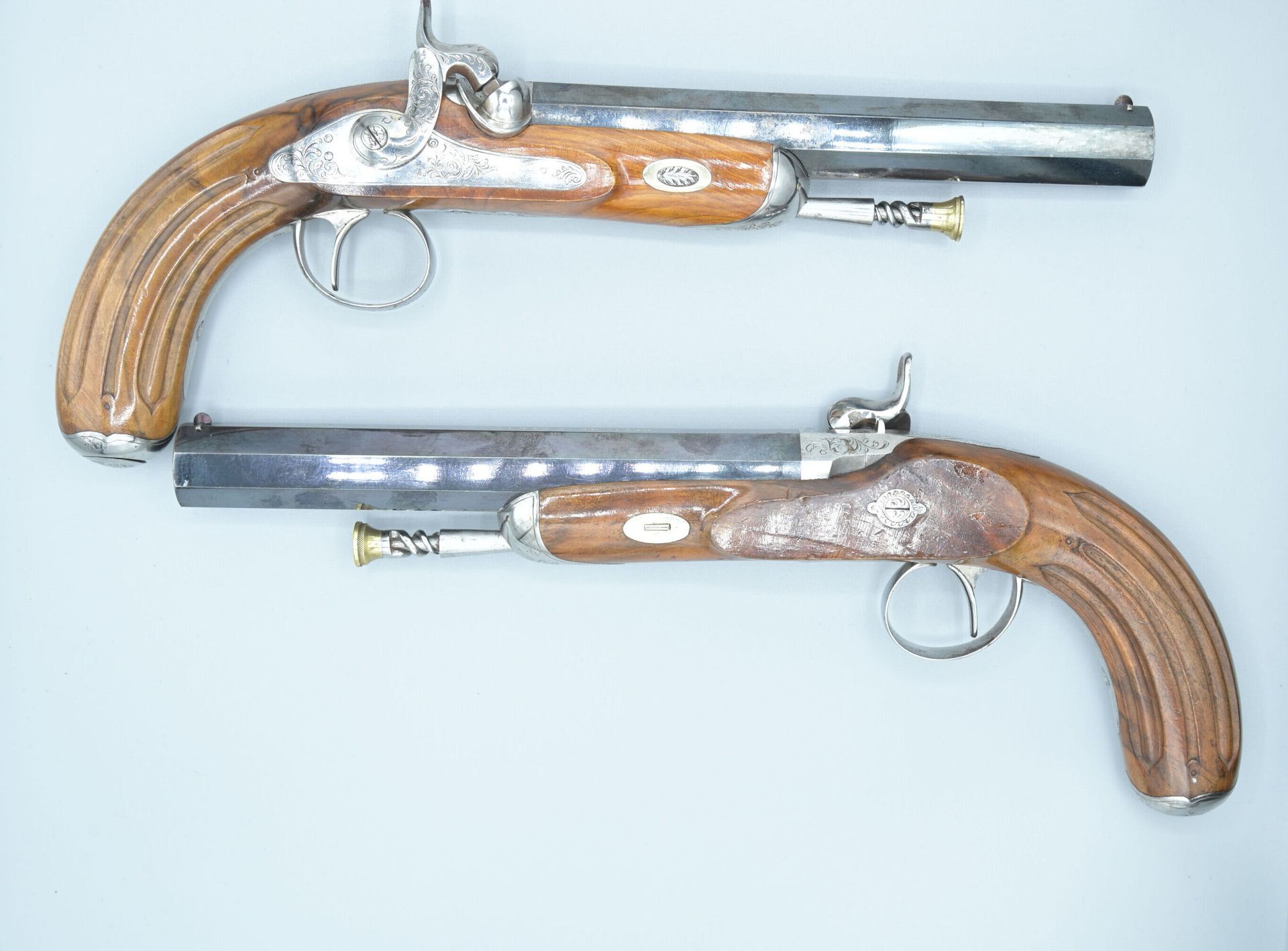 Null Nice pair of combat pistols. Engraved percussion caps and fittings. Pommels&hellip;