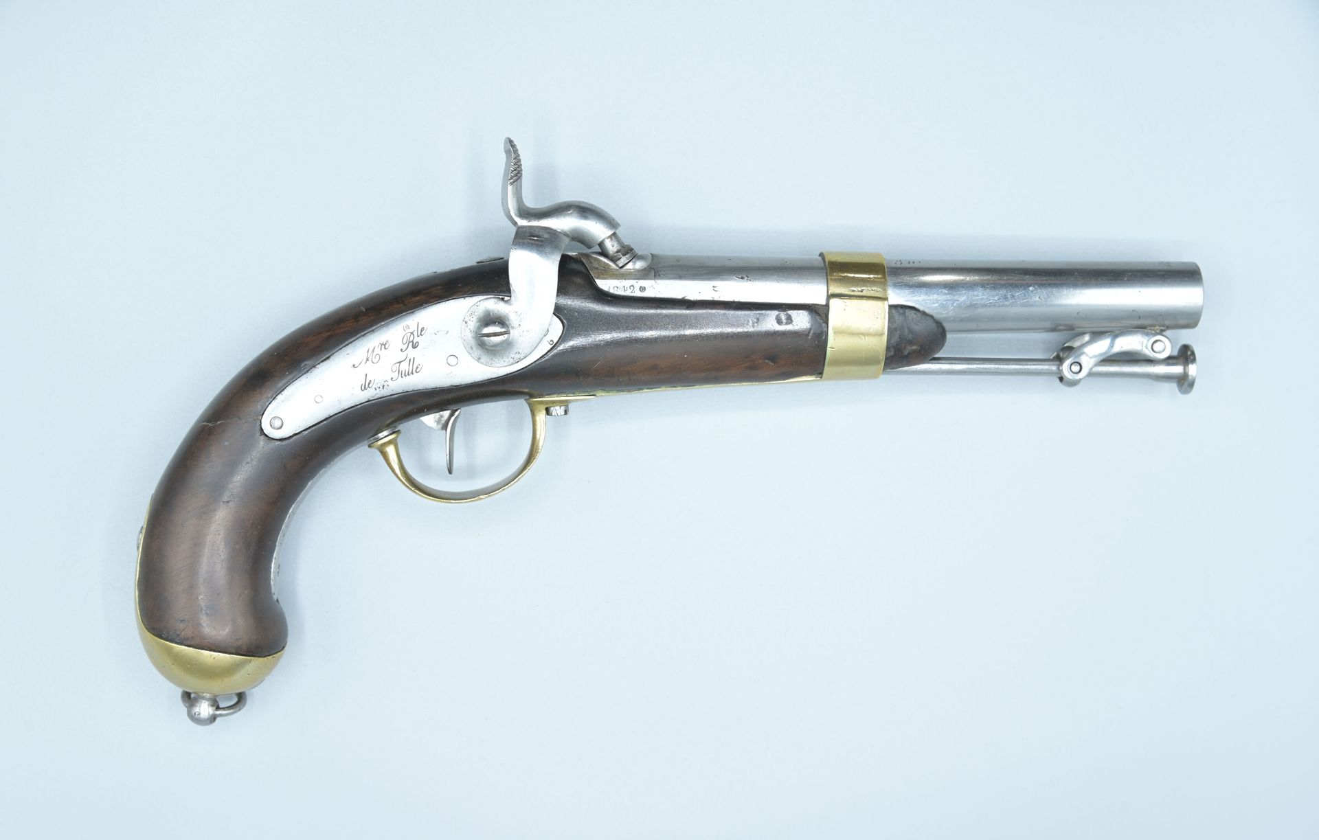 Null 海军陆战队的1837型规范手枪。锁标有 "Royale de Tulle制造"。枪管日期为1842年。良好的冲撞。TBE