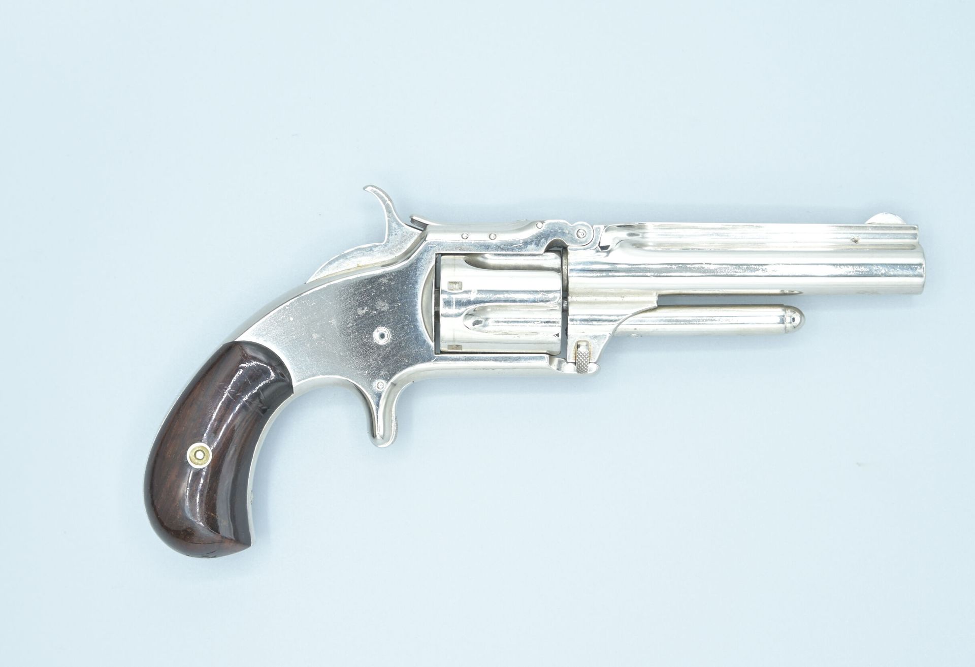 Null 32口径的左轮手枪，标有SMITH AND WESSON标记。镀镍处理。功能机制。枪管长度：8.5厘米。枪管：8,5厘米；总长度：20厘米