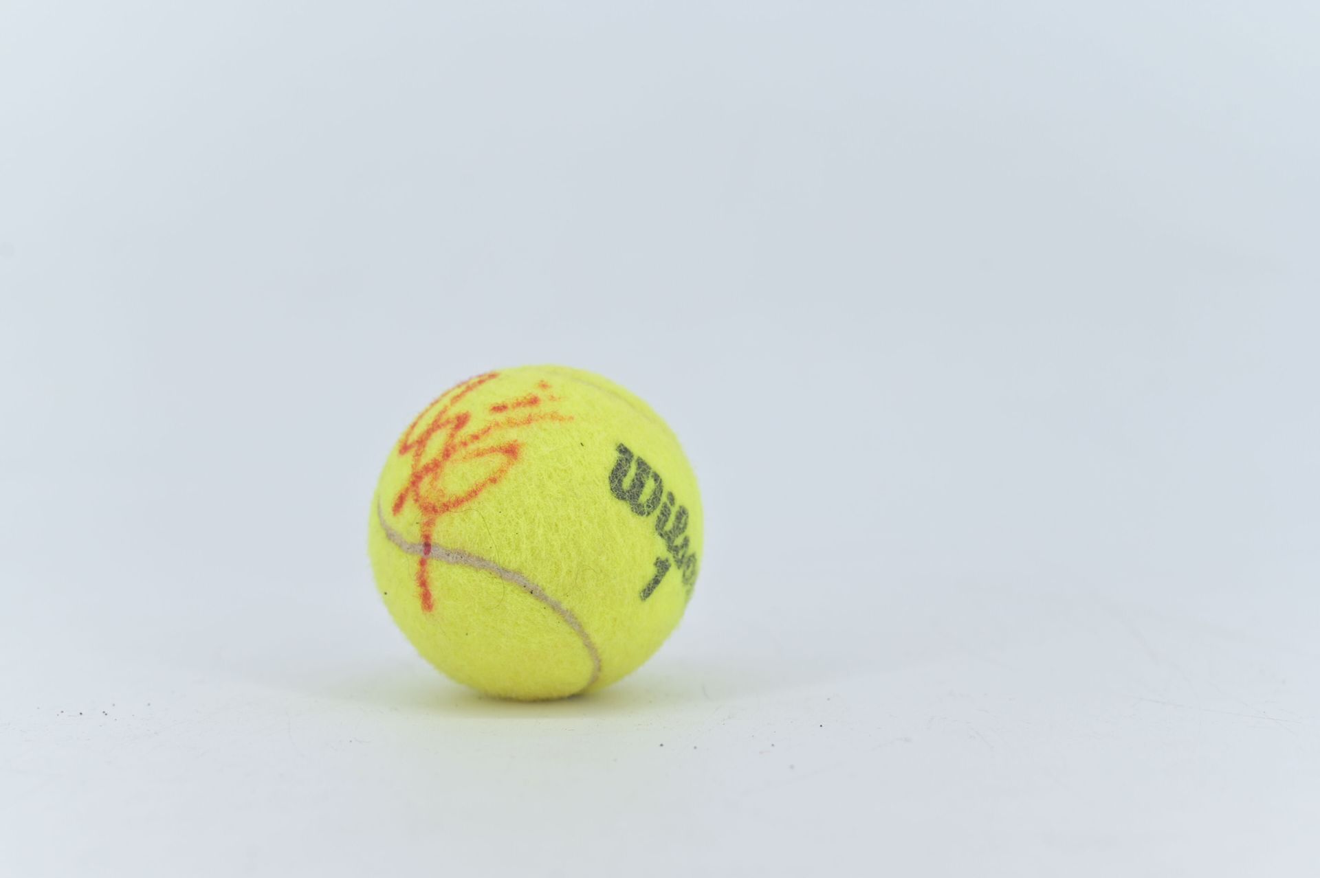 Null Ein Wilson Roland Garros 2023 Ball, signiert von Gilles Simon 2023

Anmerku&hellip;