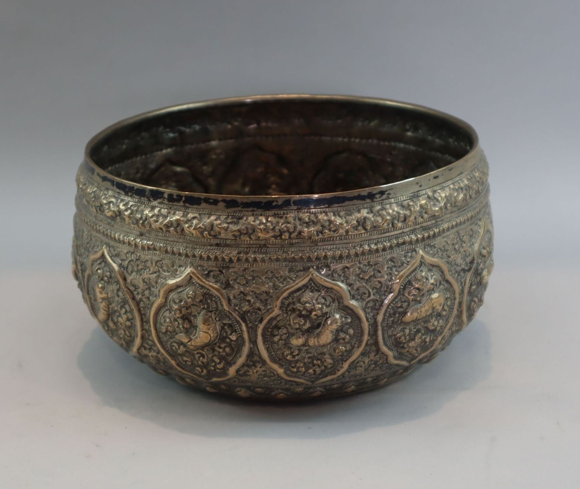 Null Perse, XIXème siècle
Pot en métal argenté repoussé à décor d'animaux dans d&hellip;
