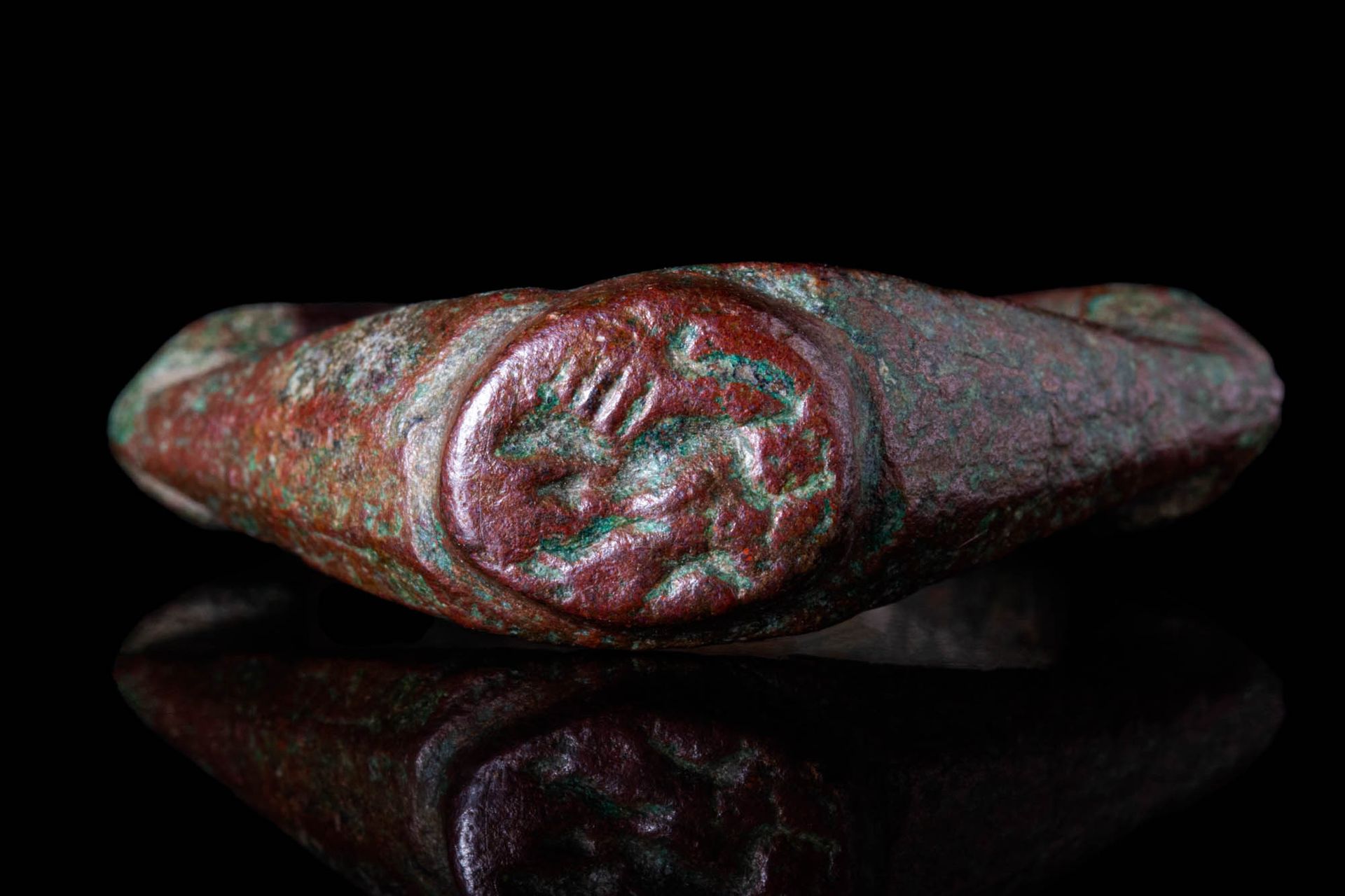 ROMAN BRONZE RING WITH MOUSE Ca. 100 - 300 APR.
Bague romaine en bronze. Elle pr&hellip;