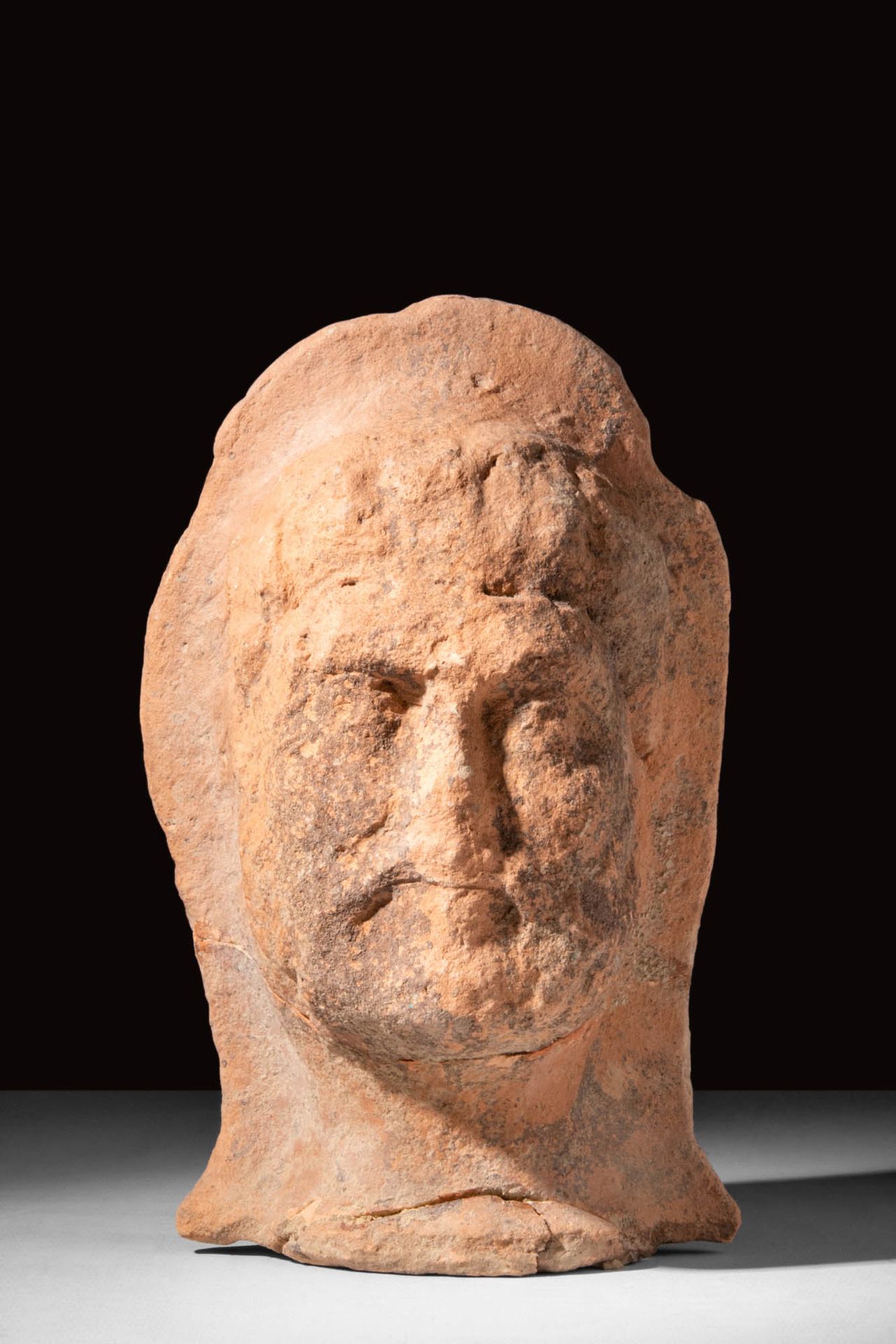ETRUSCAN TERRACOTTA VOTIVE HEAD Ca. 400 - 300 V. CHR.
Ein etruskischer Votivkopf&hellip;