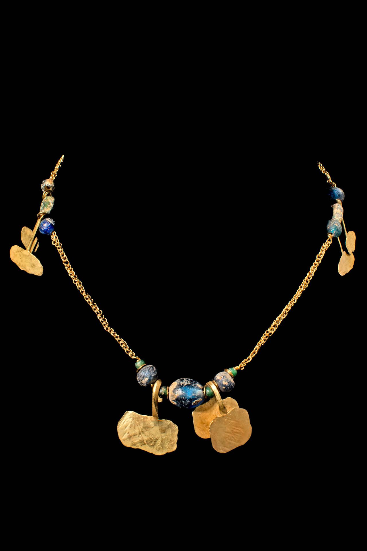 GOLD NECKLACE WITH EGYPTIAN GOLD PENDANTS AND BEADS Periodo tardío, Ca. 664 - 33&hellip;