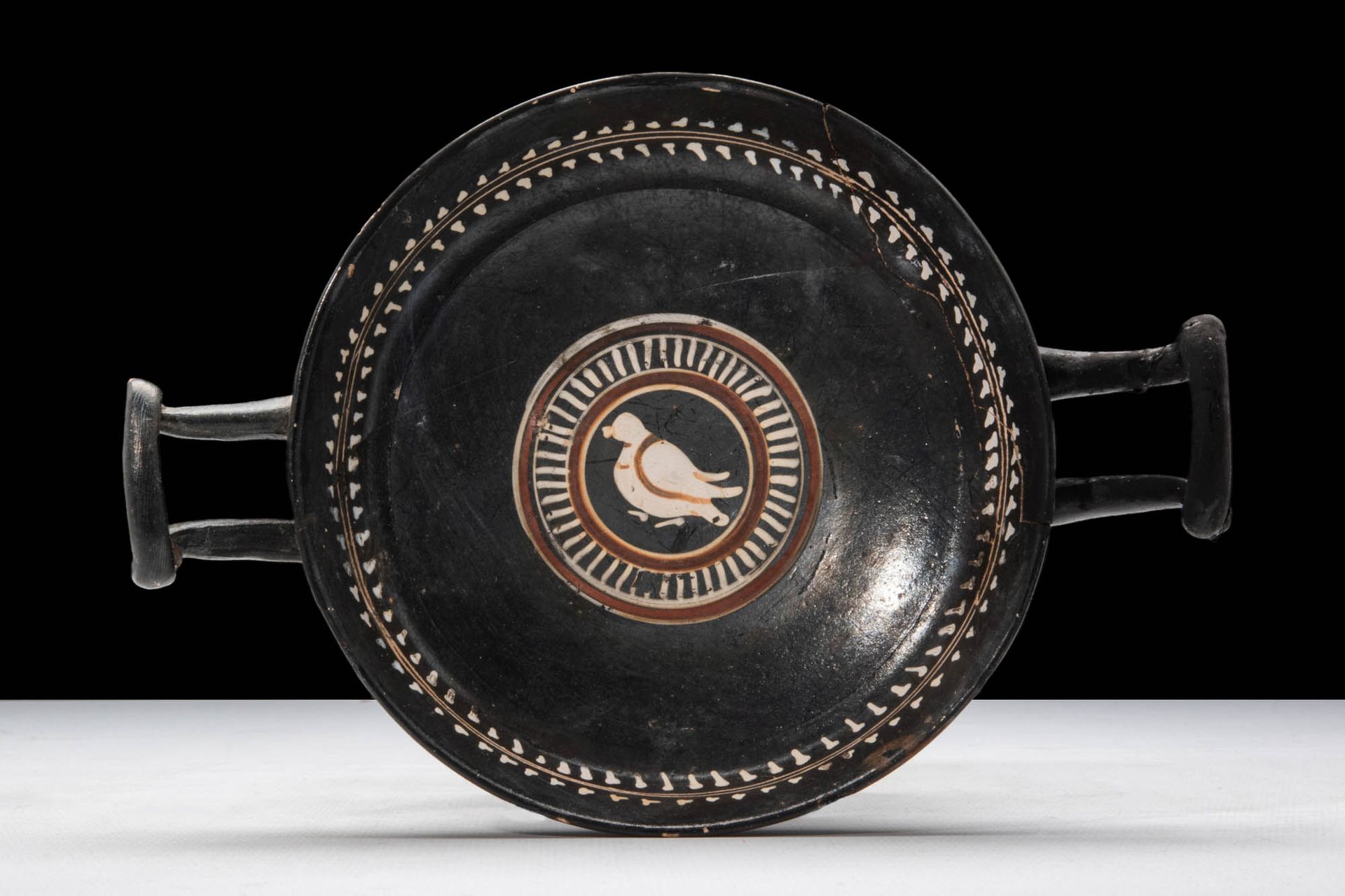 GREEK BLACK-GLAZE KYLIX 约公元前 400 - 300 年。约公元前 400 - 300 年。
这是一件希腊陶制基利克杯，有一个喇叭形碗、&hellip;