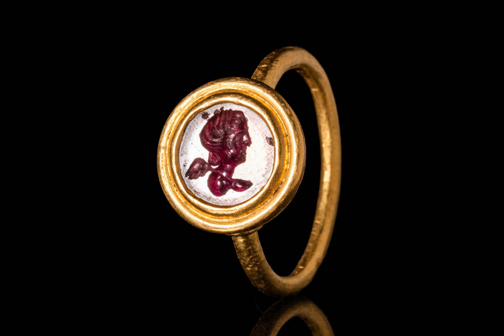 ROMAN GOLD RING WITH GARNET INTAGLIO DEPICTING CUPID Ca. 300 - 400 D.C..
Anello &hellip;