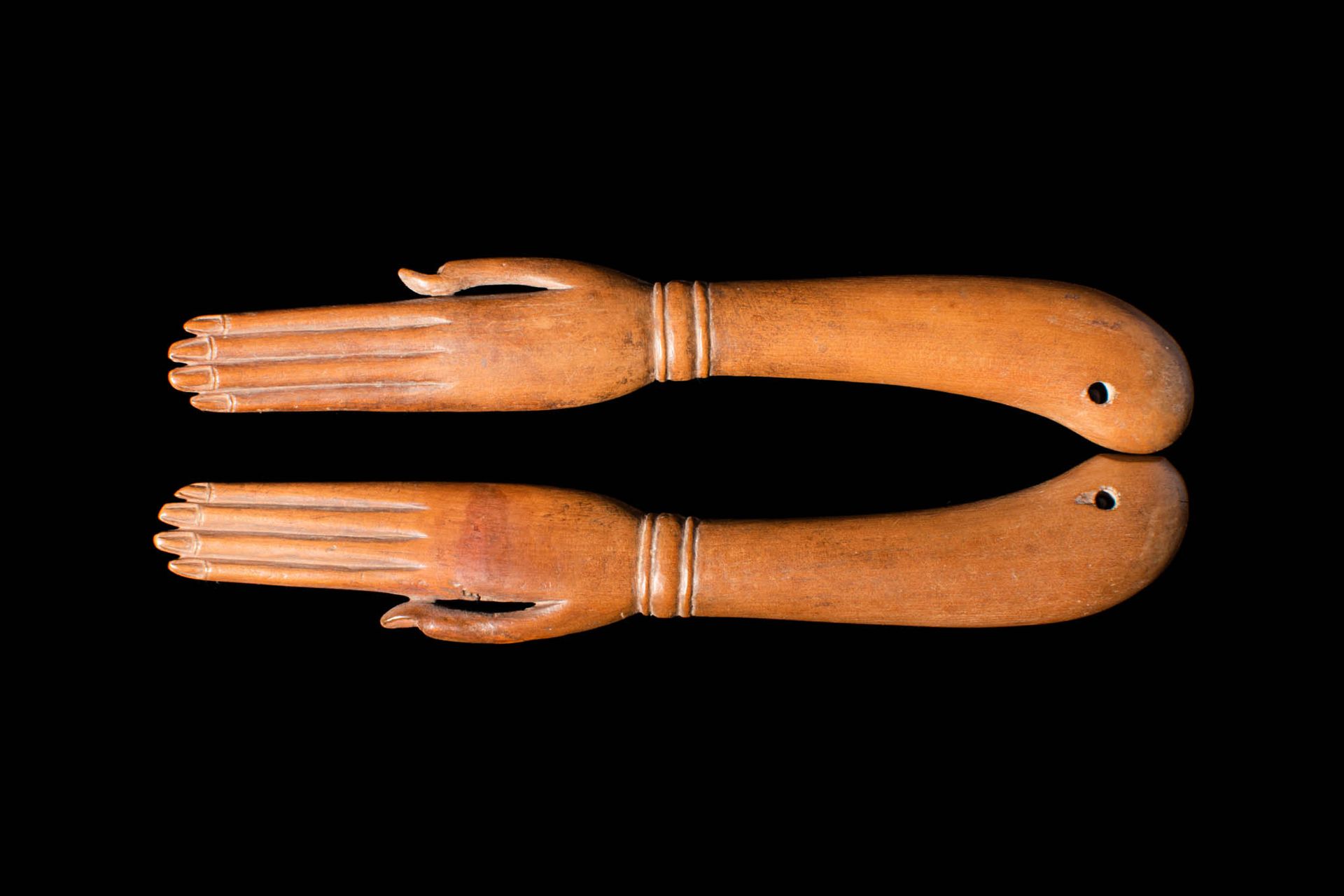 EGYPTIAN WOODEN CLAPPERS HANDS SHAPED Reino Nuevo, Ca. 1550 - 1069 A.C.
Antiguo &hellip;