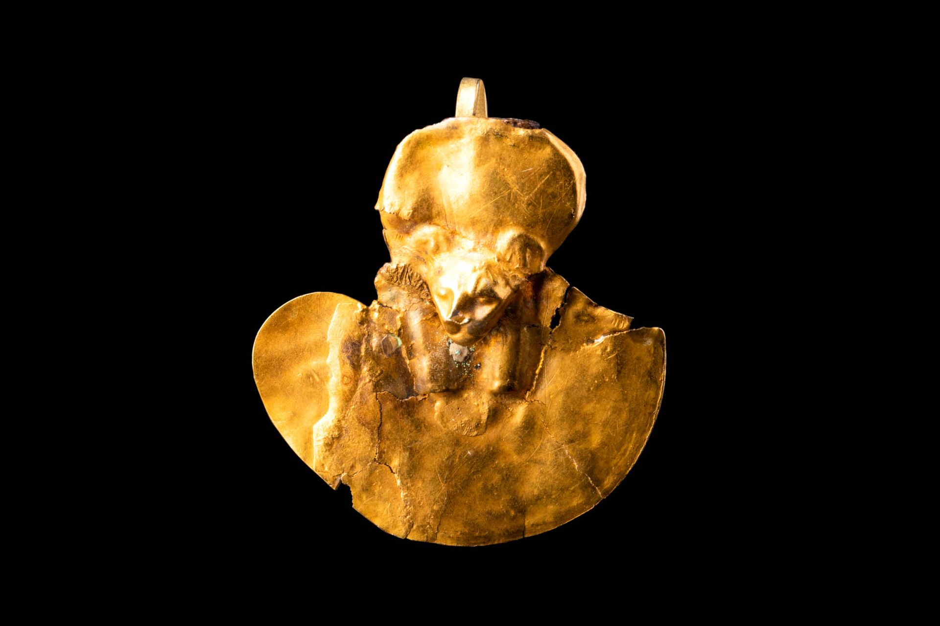 GOLD EGYPTIAN AEGIS OF A LION-HEADED GODDESS Période tardive, Ca. 664 - 380 AV.
&hellip;