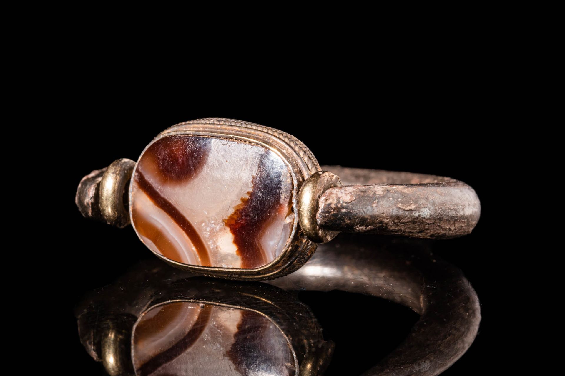 EGYPTIAN SILVER FINGER RING WITH AGATE BEZEL Nuovo Regno, ca. 1550 - 1069 A.C.
A&hellip;