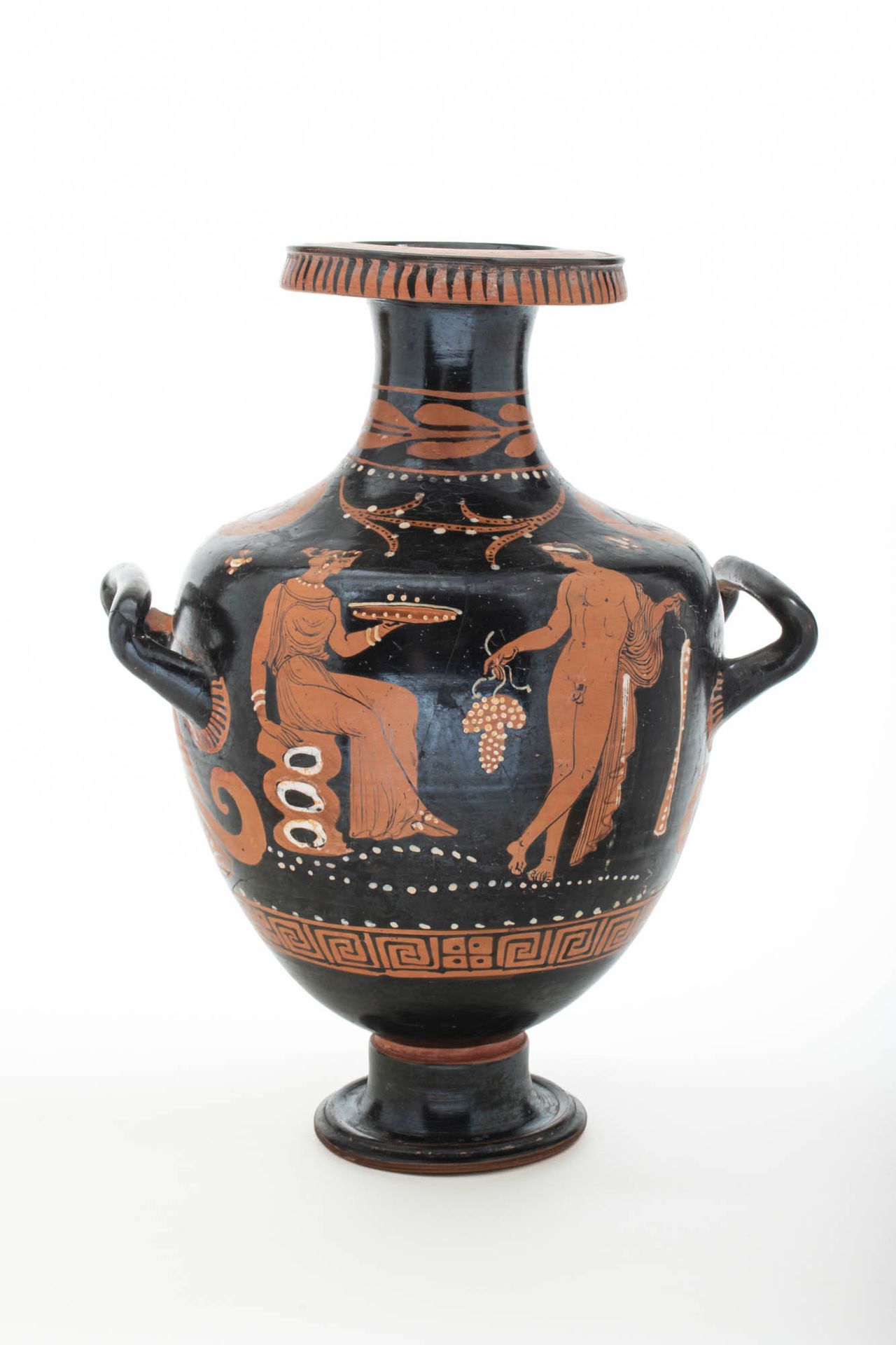 APULIAN RED-FIGURE HYDRIA WITH MAENAD AND DIONYSUS Ca. 340 - 320 A.C.
Impresiona&hellip;