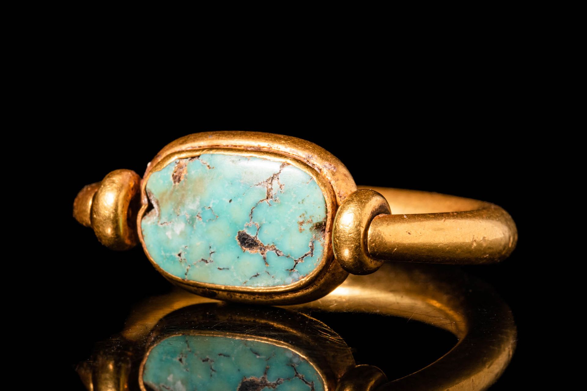 EGYPTIAN GOLD FINGER RING WITH TURQUOISE BEZEL Nuovo Regno, ca. 1550 - 1069 A.C.&hellip;