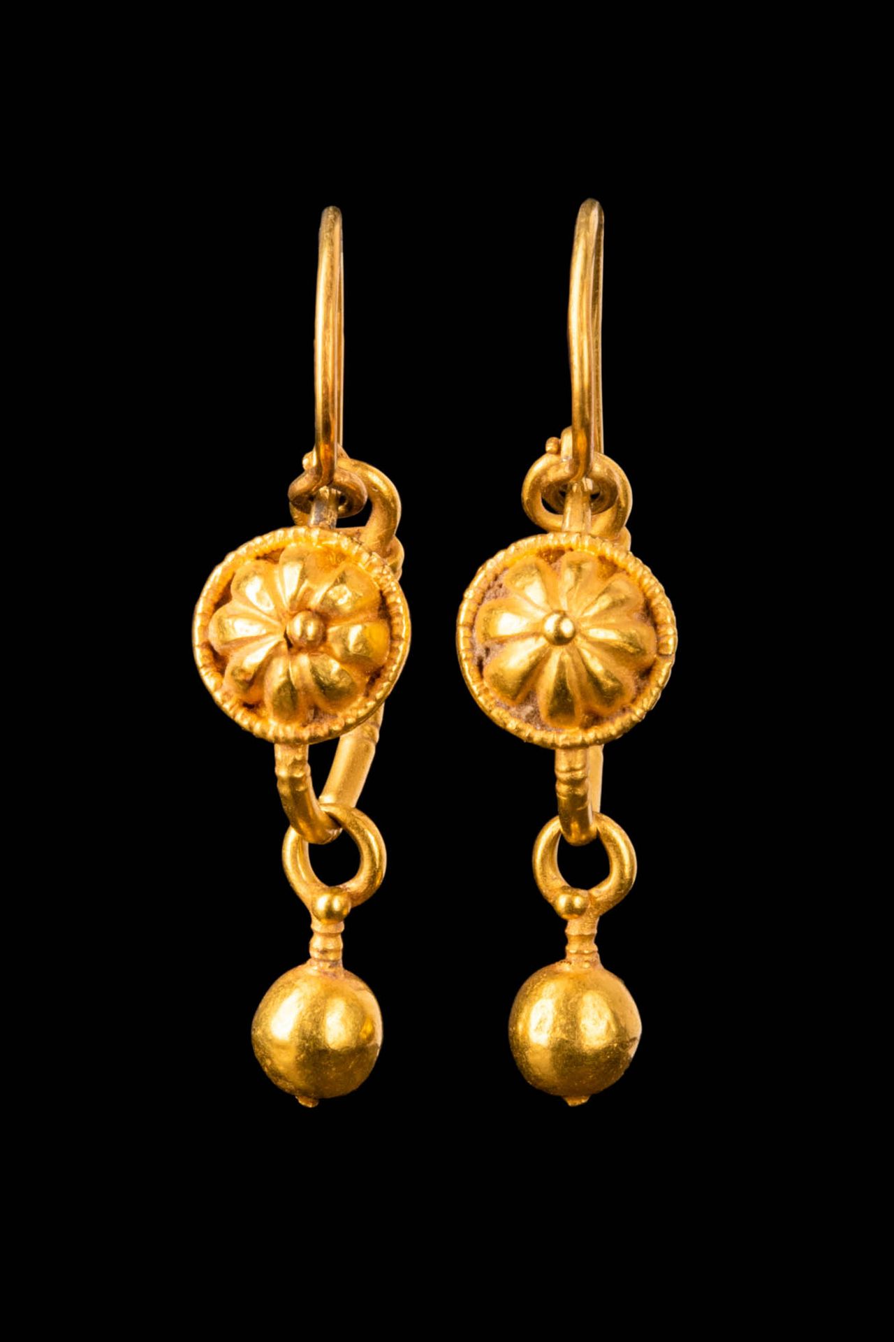 ROMAN GOLD EARRINGS WITH PENDANT 约公元 100 - 200 年。公元 100 - 200 年。
这对罗马金耳环的中心圆盘上饰有&hellip;