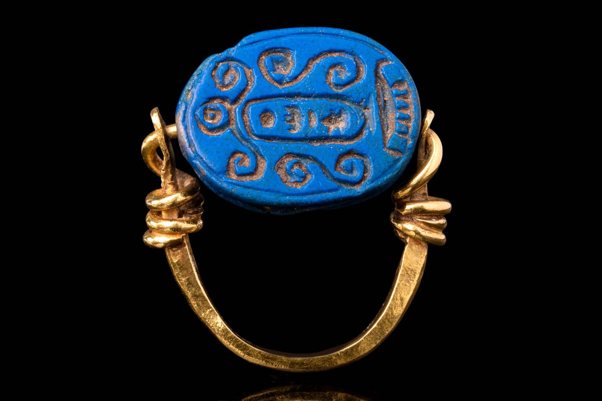 EGYPTIAN LAPIS LAZULI SCARAB SET IN A GOLD RING Medio Regno, ca. 2055 - 1790 A.C&hellip;