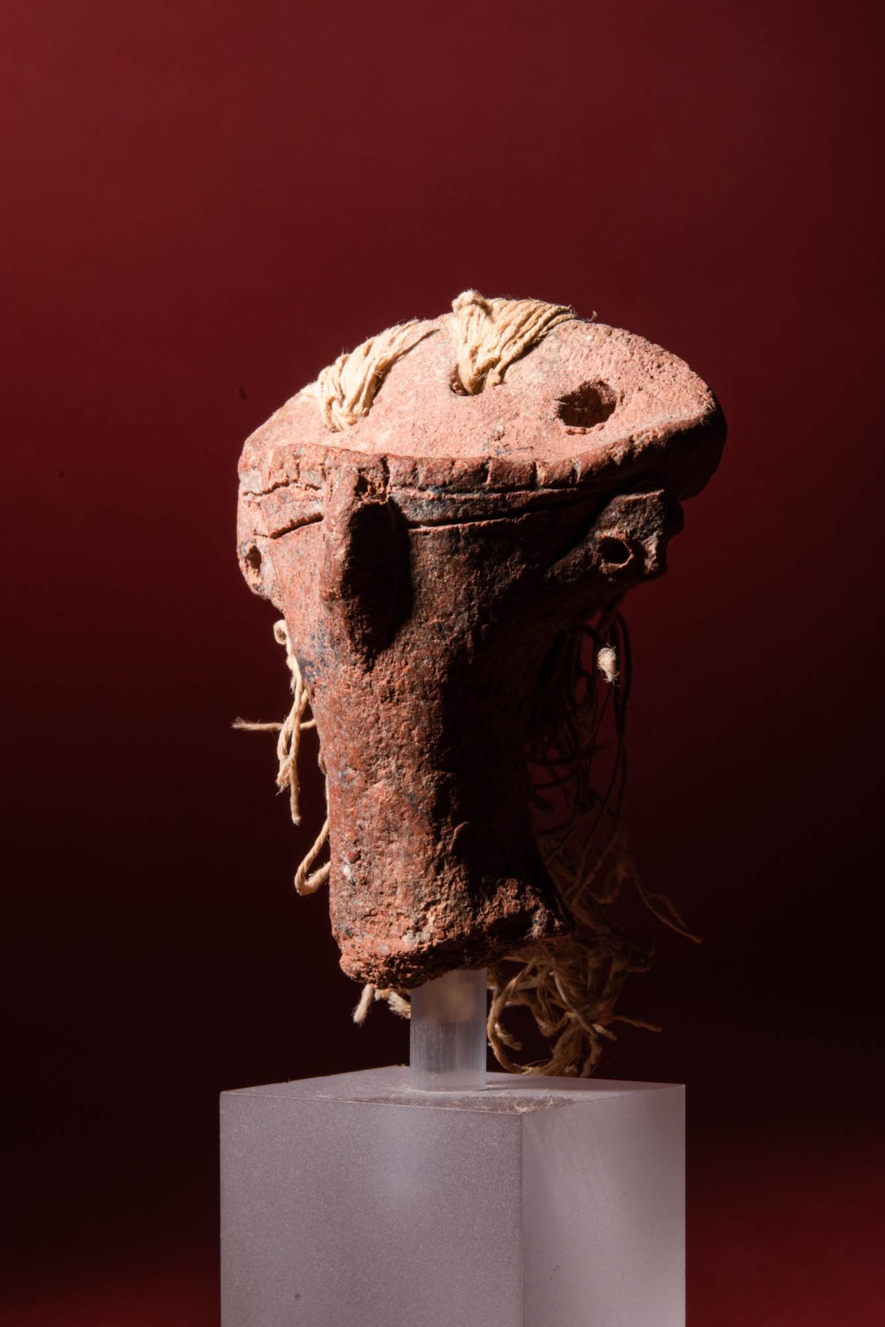 EGYPTIAN TERRACOTTA FEMALE HEAD 中王国，约公元前公元前 1976 - 1793 年
这是一个埃及中王国时期的女性陶俑头像，脖子很&hellip;
