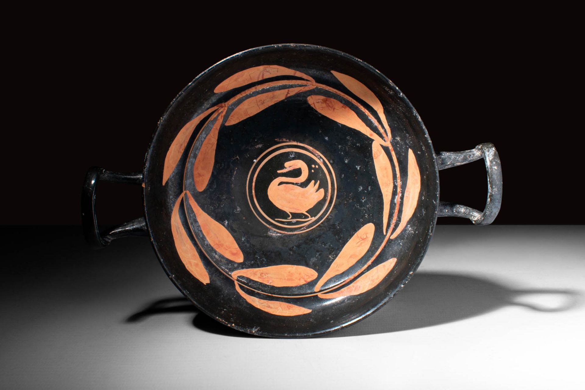 GREEK APULIAN XENON SWAN KYLIX 约公元前 340 - 325 年。公元前 340 - 325 年。
这是一件精美的阿普利亚陶器，低&hellip;