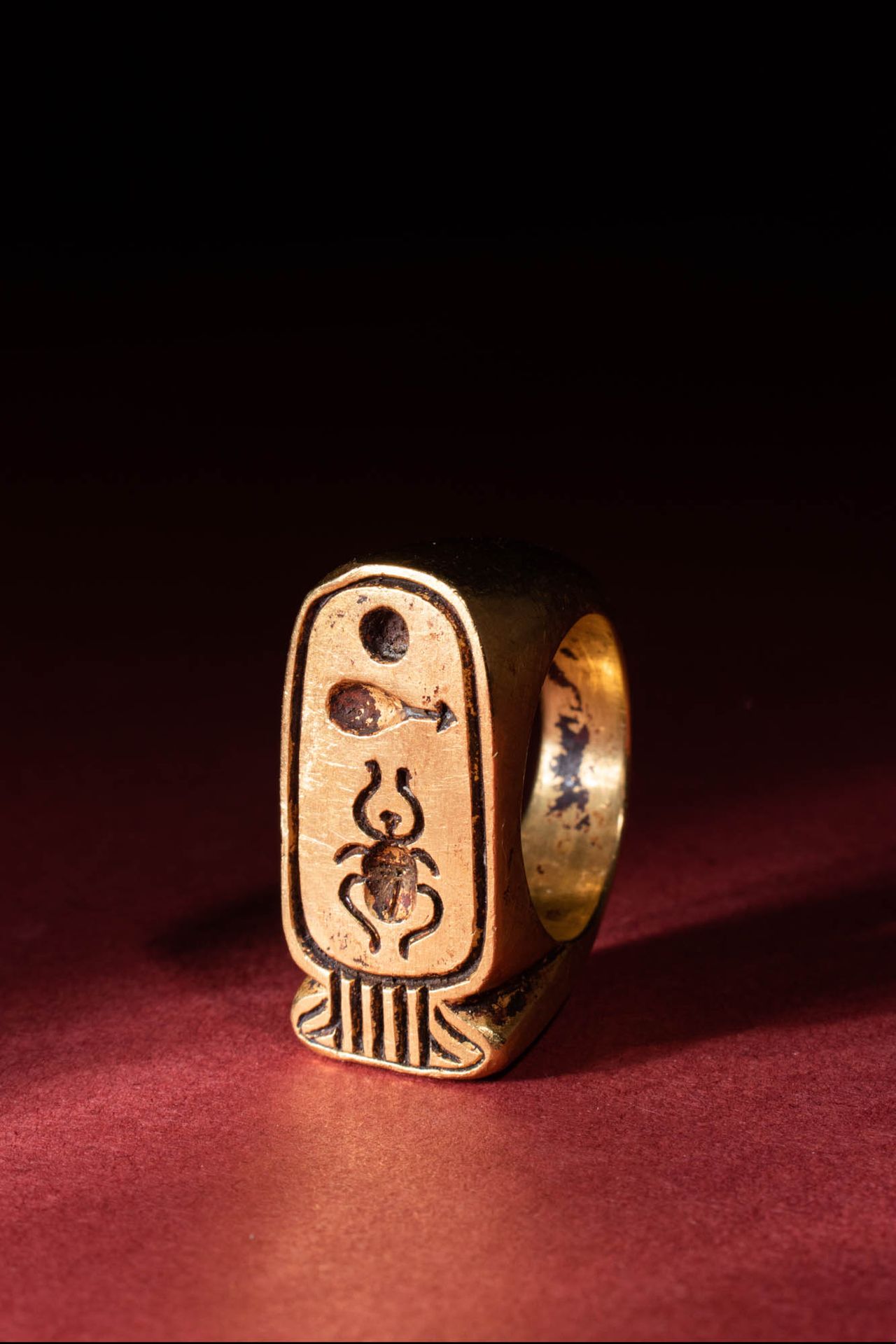 HEAVY EGYPTIAN CARTOUCHE GOLD RING - 82 GRAMS Nouvel Empire, Ca. 1550 - 1069 av.&hellip;